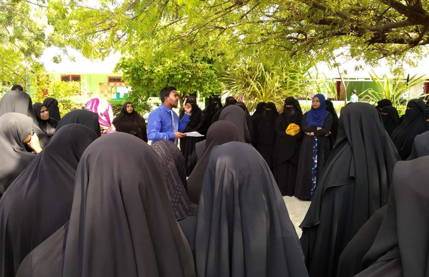 ހިމަންދޫ ސްކޫލުގެ ބެލެނިވެރިންތަކަކަށް، ރާމިޒު މައުލޫމާތު ދެނީ.