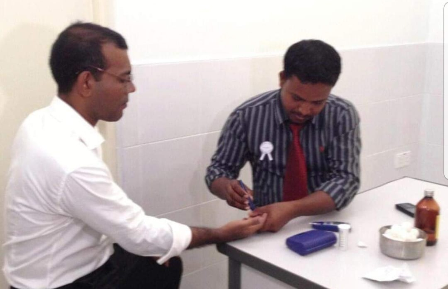 ލ. މުންޑޫ ހެލްތު ސެންޓަރުގައި ރާމިޒު މަސައްކަތްކުރިއިރު، އޭރުގެ ރައީސް ނަޝީދުގެ ހެލްތު ސްކްރީނިން އެއް ހެދުމަށް ލޭ ނަގަނީ.