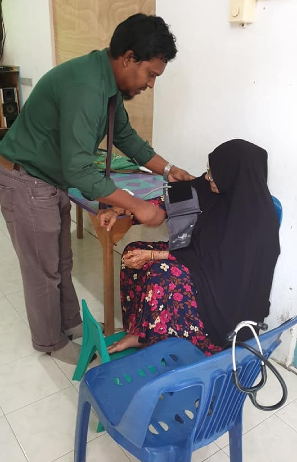 ރާމިޒު، ހިމަންދޫގައި މީހެއްގެ ޕްރެޝަރު ބަލަނީ.