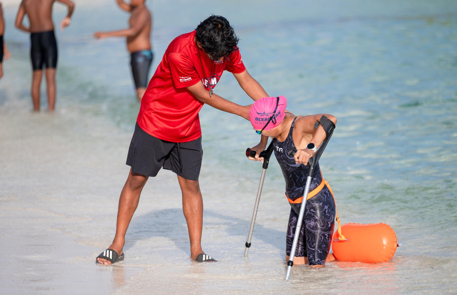 ބަކްތިގުލް އަލިމްބެކޯވާ (ކ) އެއްގަމަށް އެރުވުމަށް އޯޝަން މޭޏްގެ ވޮލެންޓިއަރަކު އެހީ ވަނީ --- ފޮޓޯ: ފަޔާޒު މޫސާ | މިހާރު