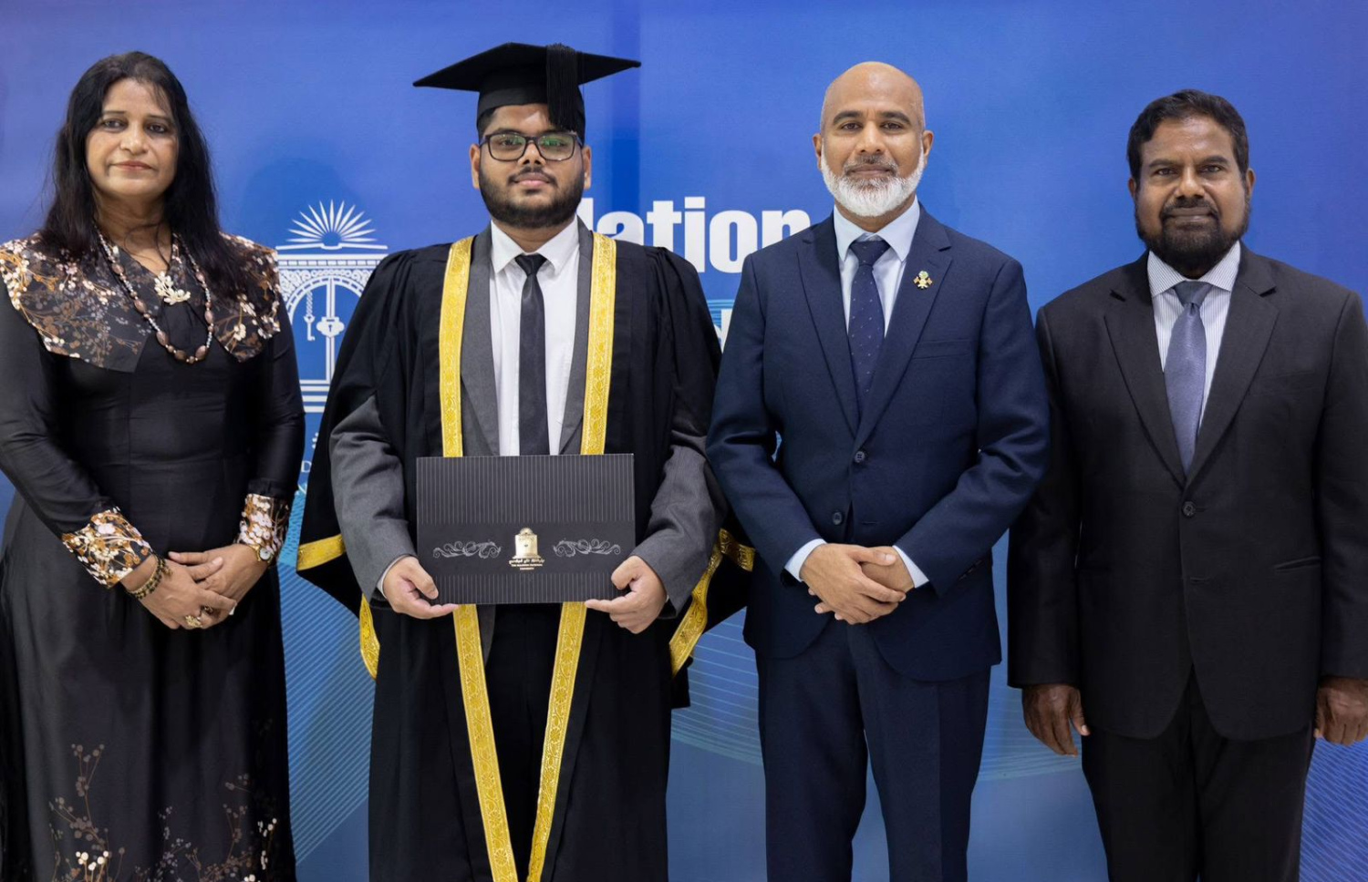 މިނިސްޓަރު ޝަފީއު (ކ-2) އާއި އެމްއެންޔޫގެ ޗާންސެލަރު ޑރ. ޝައުގީ (ކ) އަދި ވައިސް ޗާންސެލަރު ޑރ. ޝެހެނާޒް އިއްޔެ ރާހިލްއާ އެކު ފޮޓޯއަކަށް ހުއްޓިވަޑައިގެން. -- ފޮޓޯ: އެމްއެންޔޫ