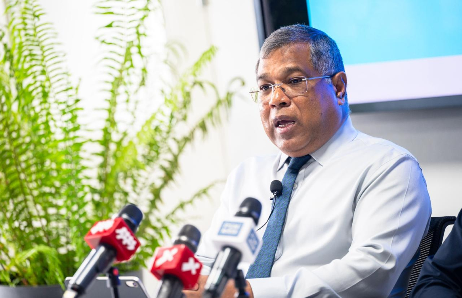 ބީއެމްއެލްގެ ސީއީއޯ އަދި އެމްޑީ ޝަރީފް މިއަދު ނޫސްވެރިންނާ ވާހަކަ ދައްކަވަނީ.---ފޮޓޯ: ފަޔާޒު މޫސާ| މިހާރު