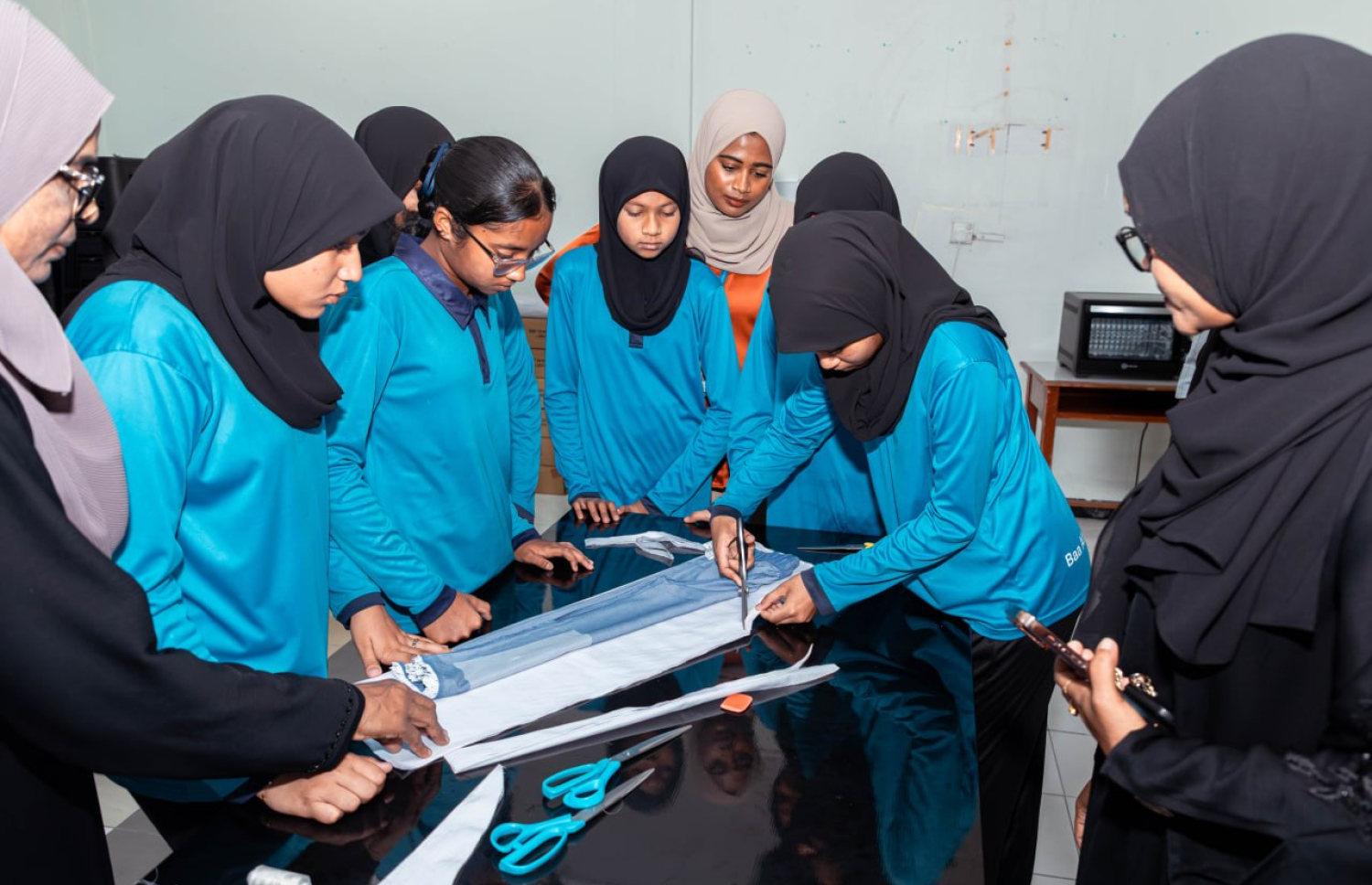 ބޭންކް ފަންޑްގެ އެހީގައި ބ. އަތޮޅު ތައުލީމީ މަރުކަޒުގައި ތަރައްގީކުރި ކްލާސް ރޫމެއްގައި ދަރިވަރުންތަކެއް ހަރަކާތްތެރިވަނީ --- ފޮޓޯ/ބީއެމްއެލް