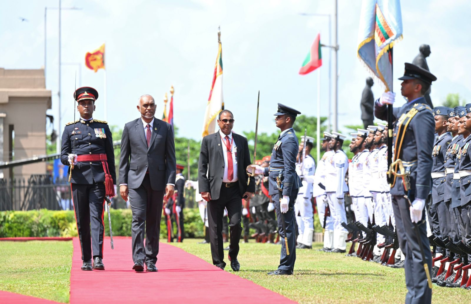 ރައީސް މުއިއްޒަށް ލަންކާ އިން މިއަދު ރަސްމީކޮށް މަރުހަބާ ދަންނަވަނީ.---ފޮޓޯ: ރައީސް އޮފީސް