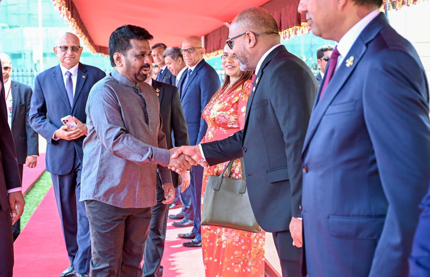 ރައީސް ޑރ. މުހައްމަދު މުއިއްޒާއި އެމަނިކުފާނުގެ އަނބިކަނބަލުން ސާޖިދާ މުހައްމަދު ސްރީލަންކާއަށް ކުރައްވަމުން ގެންދަވާ ދަތުރުފުޅުގައި ލަންކާ އިން ރަސްމީކޮށް މަރުހަބާ ދެންނެވުމަށް ބޭއްވި ރަސްމިއްޔާތުގައި ލަންކާގެ ރައީސް އަނޫރާ ކުމާރަ ދިސާނަޔަކަ ދިވެހި ސަރުކާރުގެ ބައެއް ވަޒީރުންނާ ސަލާންކުރައްވަނީ -- ފޮޓޯ: ރައީސް އޮފީސް