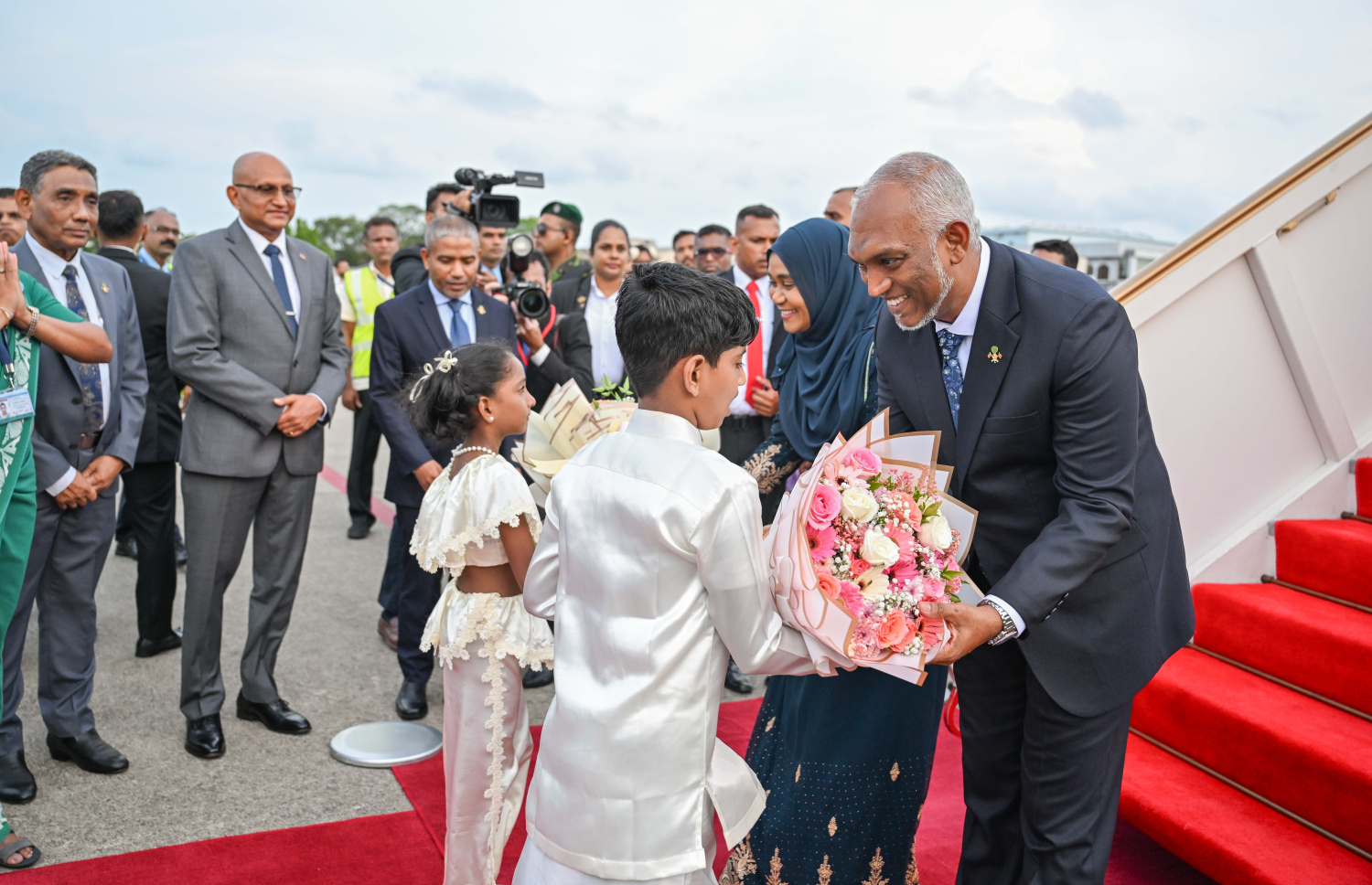ރައީސް ޑރ. މުހައްމަދު މުއިއްޒުގެ ދެކަނބަލުން ލަންކާއަށް ވަޑައިގަތުމުން މަރުހަބާ ދަންނަވަނީ:  މި ދަތުރުފުޅުގެ ތެރެއިން ދެ ގައުމުގެ ދެމެދުގައި ރަސްމީ މަޝްވަރާތައް ވަނީ ބާއްވާފަ --- ފޮޓޯ: ރައީސް އޮފީސް