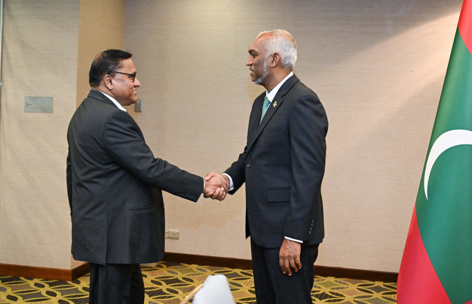 ރައީސް ލަންކާއަށް ކުރައްވަމުން ގެންދަވާ ދަތުރުފުޅުގައި ސްރީލަންކާގެ ގާނޫނުހަދާ މަޖިލީހުގެ ރައީސް މުއިއްޒު އަރިހަށް ކުރެއްވި އިހްތިރާމުގެ ޒިޔާރަތުގައި ދެ ބޭފުޅުން ސަލާންކުރައްވަނީ -- ފޮޓޯ: ރައީސް އޮފީސް