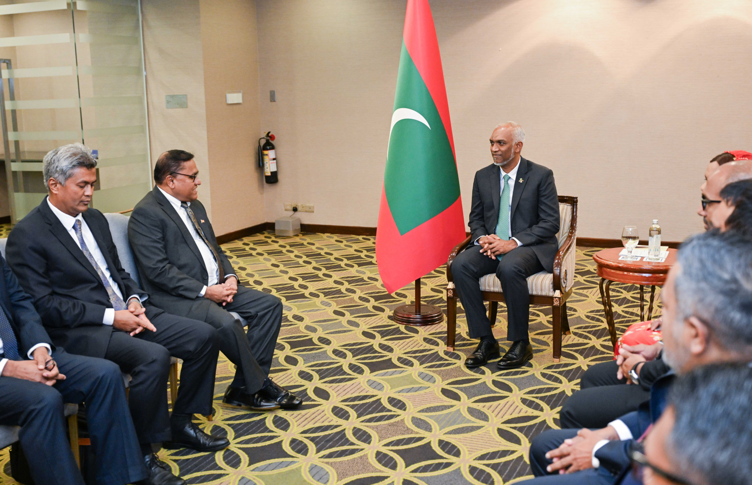 ރައީސް ލަންކާއަށް ކުރައްވަމުން ގެންދަވާ ދަތުރުފުޅުގައި ސްރީލަންކާގެ ގާނޫނުހަދާ މަޖިލީހުގެ ރައީސް އާ ކުރެއްވި ބައްދަލުވުން ކުރިއަށް ދަނީ -- ފޮޓޯ: ރައީސް އޮފީސް