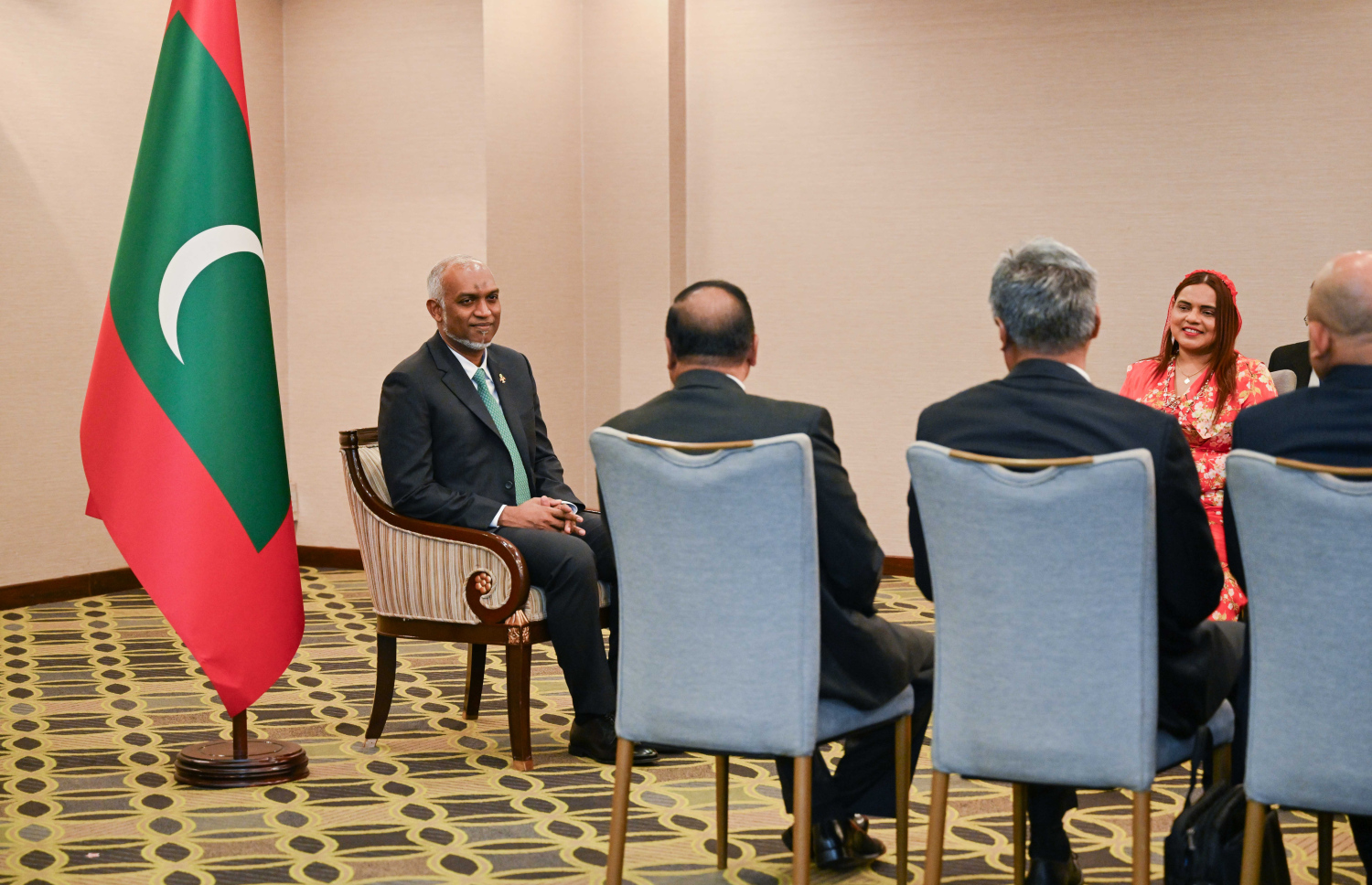 ރައީސް ލަންކާއަށް ކުރައްވަމުން ގެންދަވާ ދަތުރުފުޅުގައި ސްރީލަންކާގެ ގާނޫނުހަދާ މަޖިލީހުގެ ރައީސް އާ ކުރެއްވި ބައްދަލުވުން ކުރިއަށް ދަނީ -- ފޮޓޯ: ރައީސް އޮފީސް