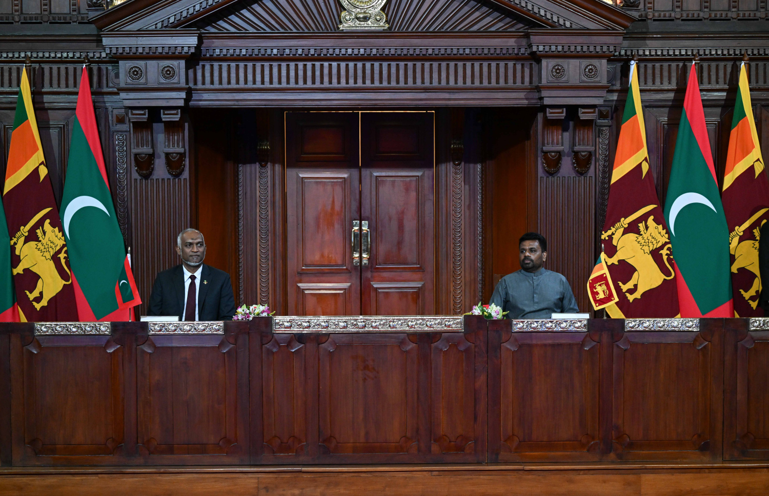 ރައީސް ޑރ މުހައްމަދު މުއިއްޒު ލަންކާއަށް ކުރައްވަމުންގެންދަވާ ރަސްމީ ދަތުރުފުޅުގައި ދިވެހިރާއްޖެއާއި ސްރީލަންކާއާއި ދެމެދު ފަހުމުނާމާ ބަދަލުކުރުމާއި ގުޅިފައިވާ ބަޔާން ދެއްވުމަށް ބޭއްވި ރަސްމިއްޔާތުގައި ދެ ގައުމުގެ ރައީސް ބައިވެރިވެ ވަޑައިގަންނަވަނީ -- ފޮޓޯ: ރައީސް އޮފީސް