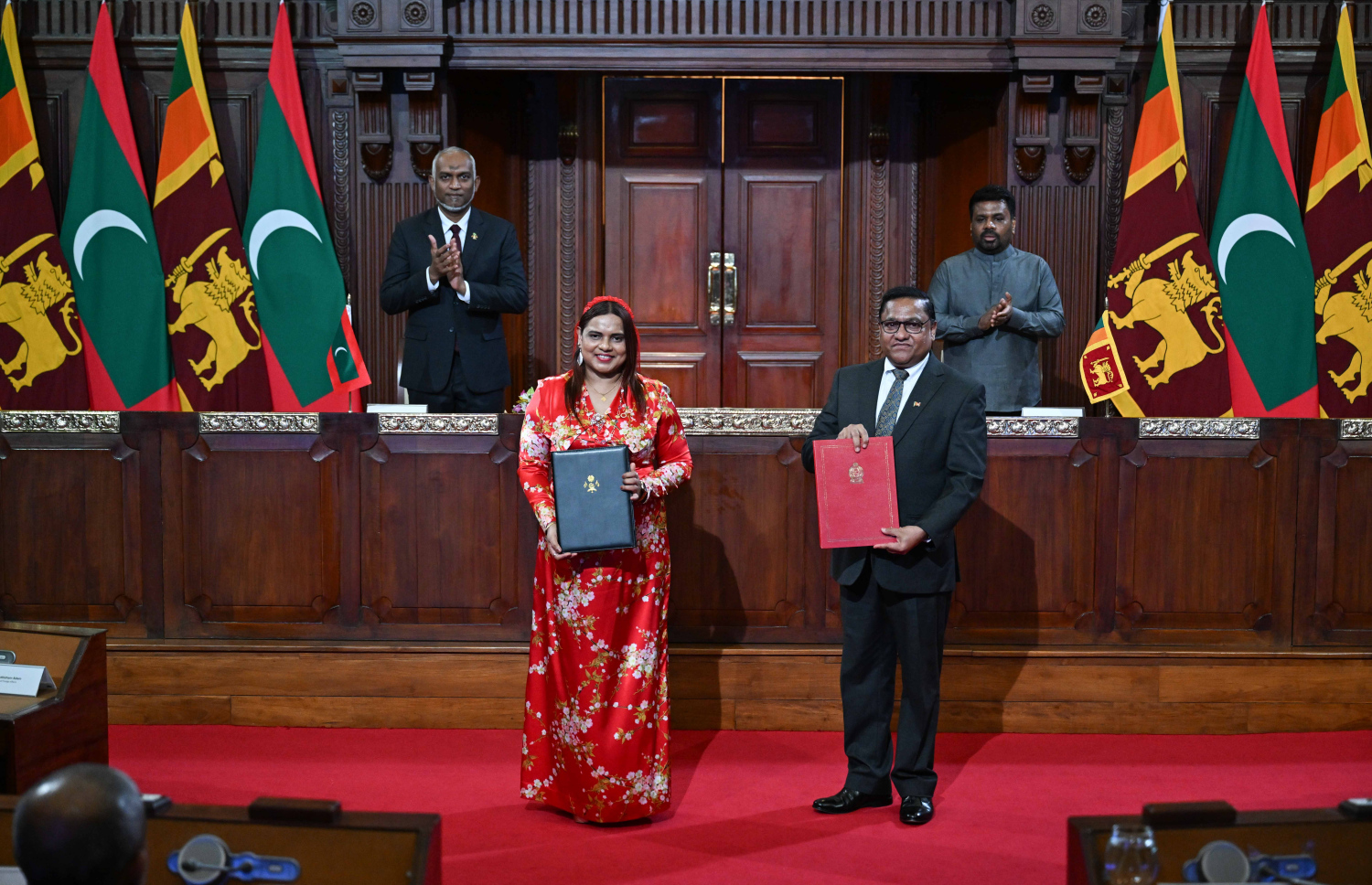 ރައީސް ޑރ މުހައްމަދު މުއިއްޒު ލަންކާއަށް ކުރައްވަމުންގެންދަވާ ރަސްމީ ދަތުރުފުޅުގައި ދިވެހިރާއްޖެއާއި ސްރީލަންކާއާއި ދެމެދު ފަހުމުނާމާ ބަދަލުކުރުނީ: ލަންކާއާ އެކު، ހަތް ދާއިރާއަކުން ވަނީ އެއްބަސްވުންތަކުގައި ސޮއިކޮއްފަ -- ފޮޓޯ: ރައީސް އޮފީސް