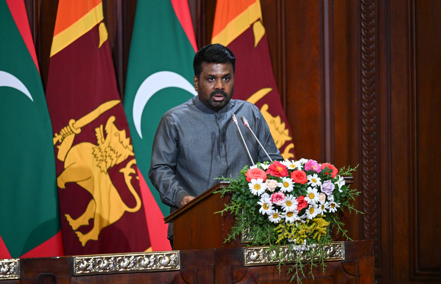 ރައީސް ޑރ މުހައްމަދު މުއިއްޒު ލަންކާއަށް ކުރައްވަމުންގެންދަވާ ރަސްމީ ދަތުރުފުޅުގައި ދިވެހިރާއްޖެއާއި ސްރީލަންކާއާއި ދެމެދު ފަހުމުނާމާ ބަދަލުކުރުމާއި ގުޅިފައިވާ ބަޔާން ދެއްވުމަށް ބޭއްވި ރަސްމިއްޔާތުގައި ލަންކާ ރައީސް  އަނޫރާ ކުމާރާ ޑިސަނާޔަކެ ވާހަކަފުޅު ދައްކަވަނީ -- ފޮޓޯ: ރައީސް އޮފީސް