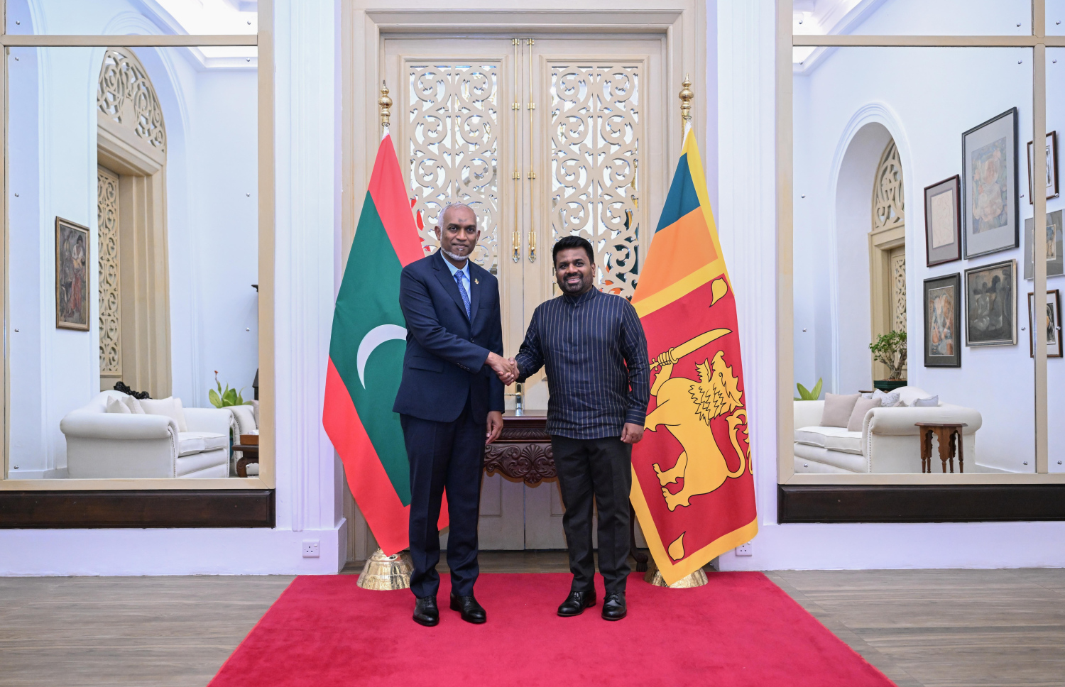 ރައީސް ޑރ މުހައްމަދު މުއިއްޒުގެ ދެކަނބަލުންގެ ޝަރަފުގައި ސްރީލަންކާގެ ރައީސް އަނޫރާ ކުމާރާ ޑިސަނާޔަކެ ދެއްވި ރަސްމީ ޖާފަތުގައި ދެ ރައީސުން ސަލާންކުރައްވަނީ -- ފޮޓޯ: ރައީސް އޮފީސް