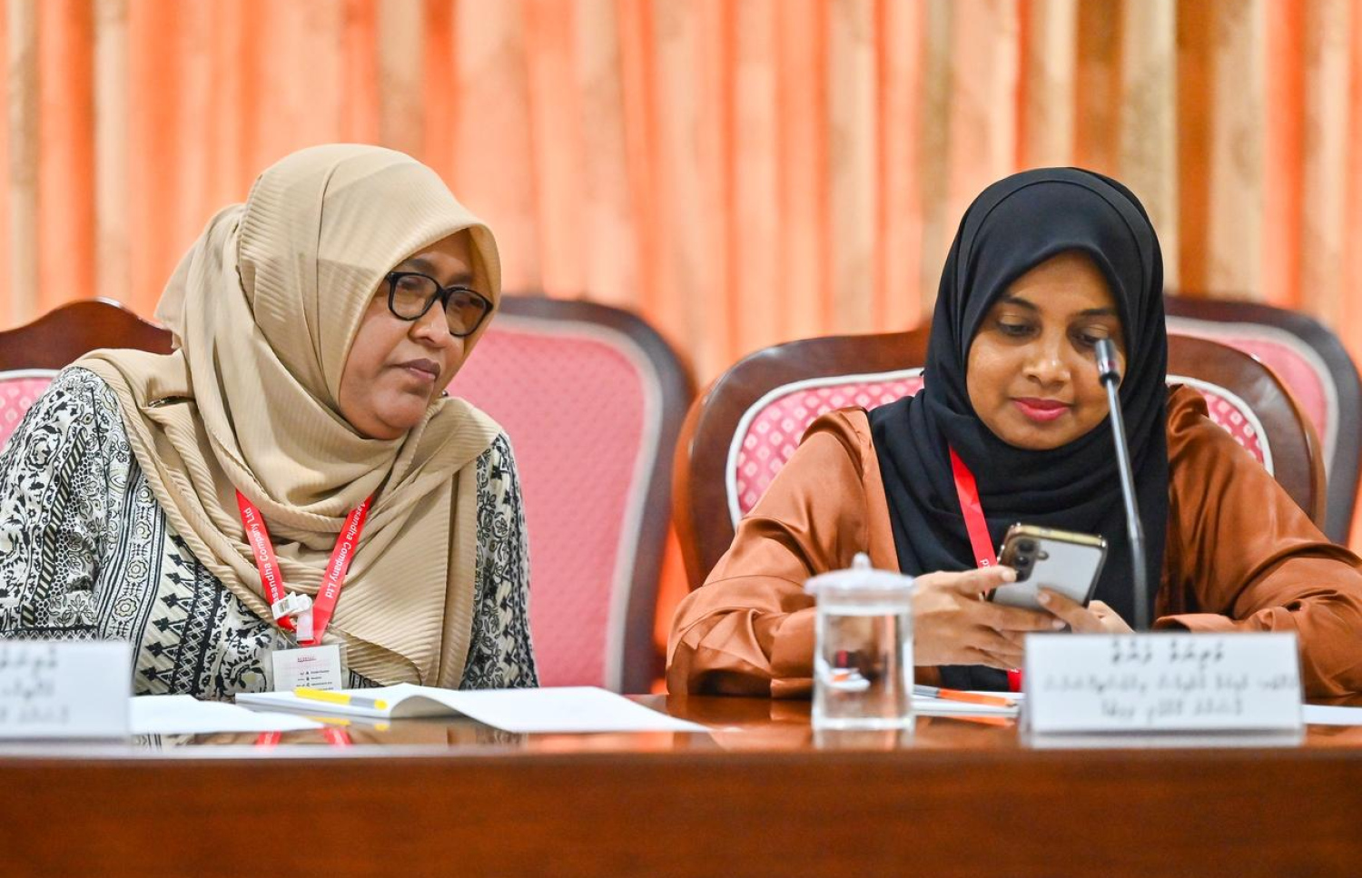 ބޭހުގެ މައްސަލައާ ގުޅިގެން މަޖިލީހުގެ މިއަދު ކޮމެޓީގައި އާސަންދައިގެ މެނޭޖިން ޑިރެކްޓަރު ޒީނިޔާ (ވ) އަދި މެނޭޖަރު ފަޔާޒާ ބައިވެރިވެވަޑައިގަންނަވަނީ-- ފޮޓޯ: ފަޔާޒު މޫސާ/ މިހާރު