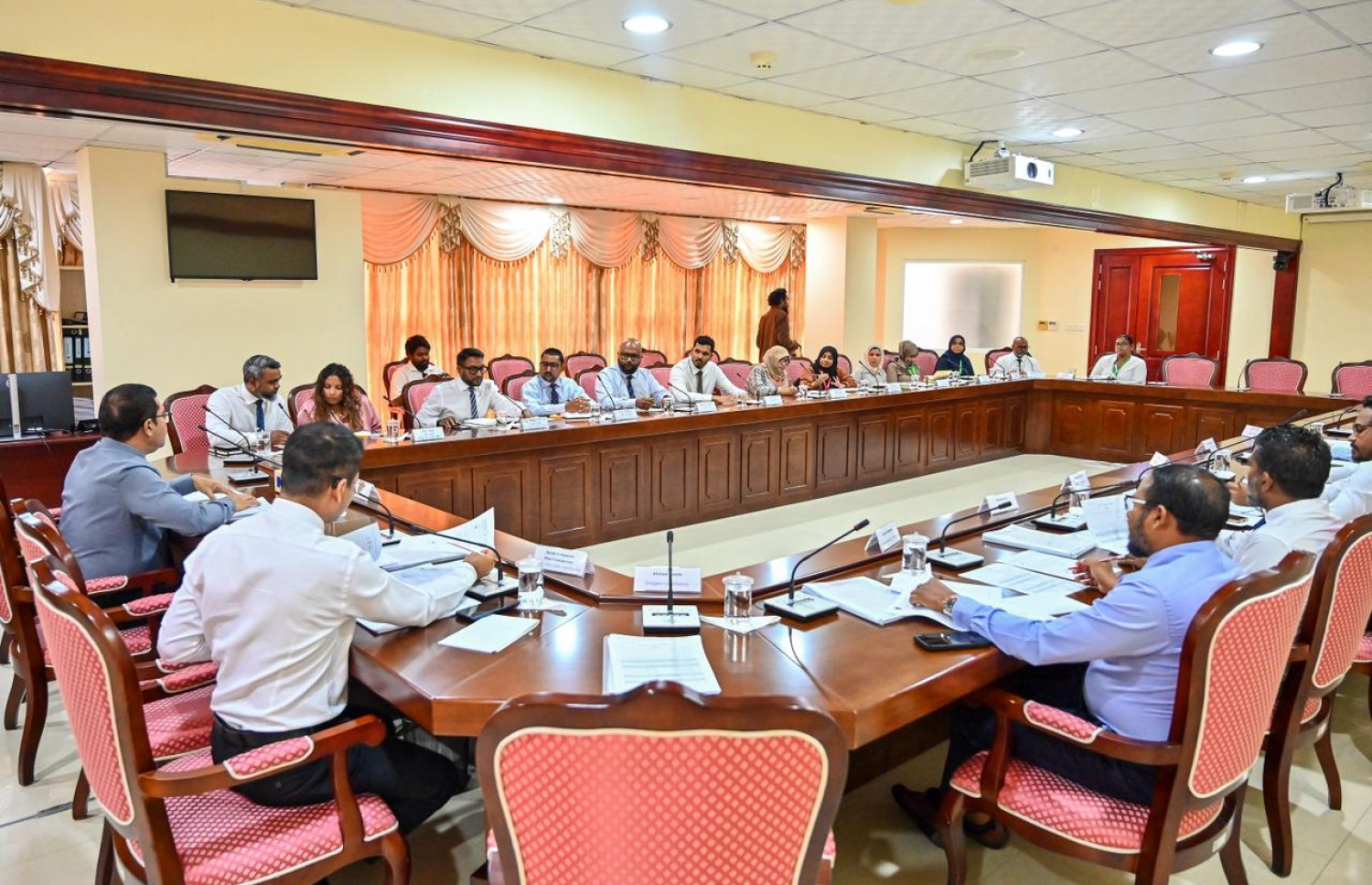 ބޭހުގެ މައްސަލައާ ގުޅިގެން މަޖިލީހުގެ ކޮމެޓީން މިއަދު ބޭއްވި ބައްދަލުވުމުގައި ބައިވެރިވި ބައެއް ބޭފުޅުން.-- ފޮޓޯ: ފަޔާޒު މޫސާ/ މިހާރު