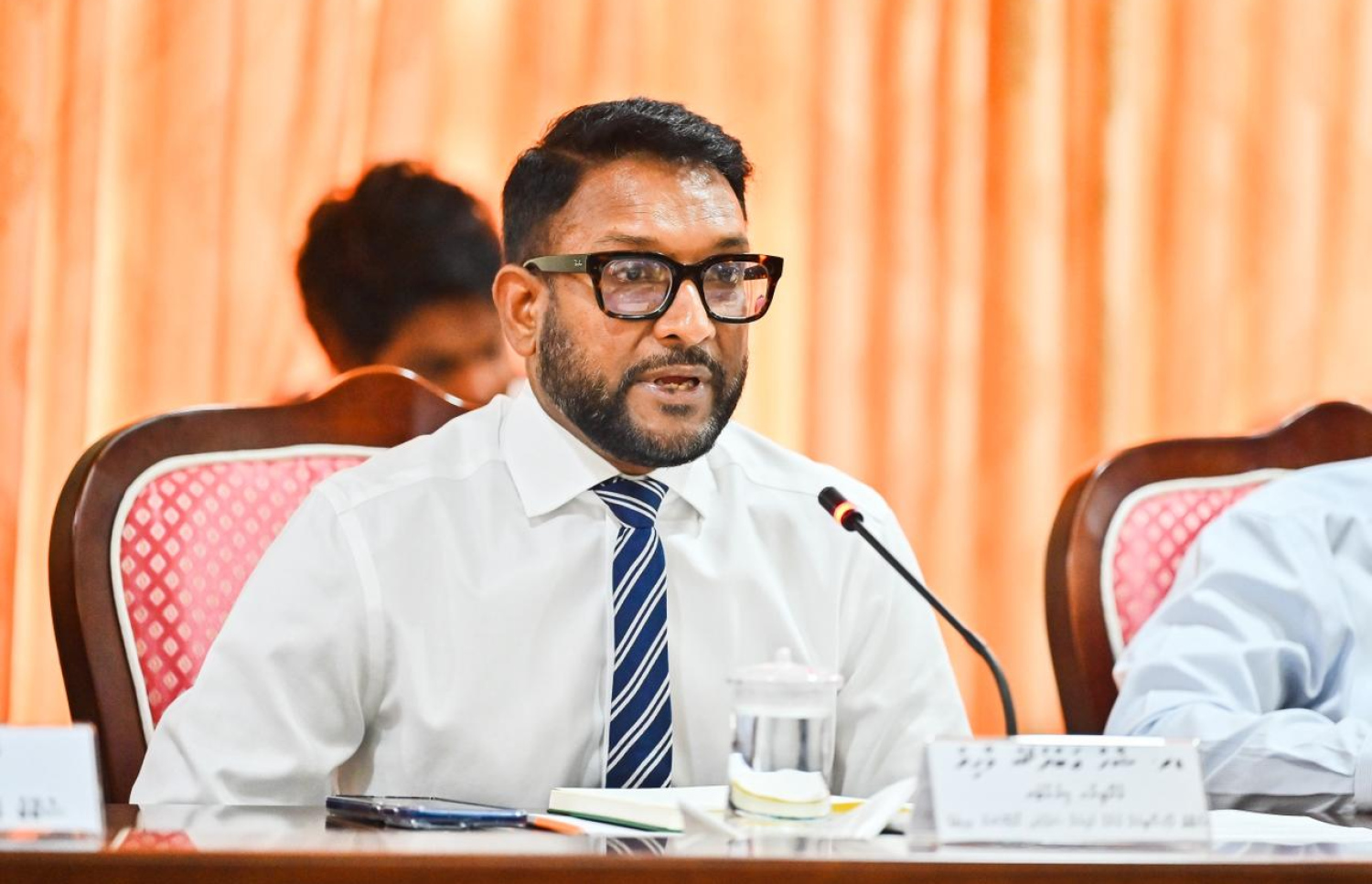 ބޭހުގެ މައްސަލައާ ގުޅިގެން މަޖިލީހުގެ މިއަދު ކޮމެޓީގައި ސްޓޭޓް ފާމާގެ މެނޭޖިން ޑިރެކްޓަރު ޑރ. ޝާހު ވާހަކަދައްކަވަނީ-- ފޮޓޯ: ފަޔާޒު މޫސާ/ މިހާރު