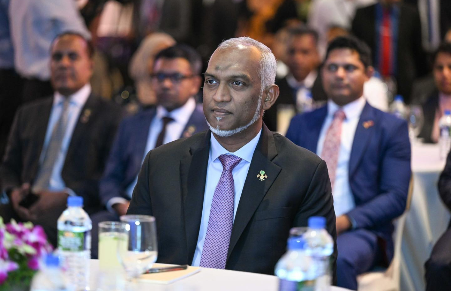 ރާއްޖެ އިން ލަންކާގައި މިއަދު ބޭއްވި ބިޒްނަސް ފޯރަމްގައި ރައީސް މުއިއްޒު ވާހަކަފުޅު ދައްކަވަނީ.