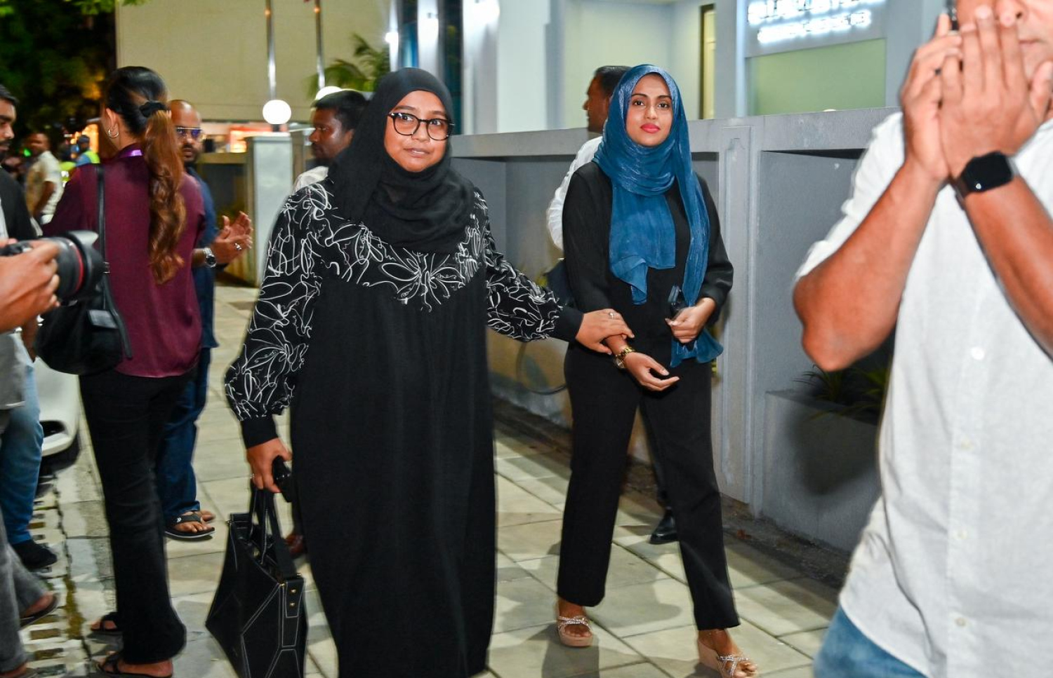 "އަދަދު" ގެ ޑޮކިއުމެންޓްރީ މައްސަލާގައި ތަހުގީގަށް ހާޒިރުކުރި އައިޝަތު އީޝާ އަޝްރަފް (ކ) އޭނާގެ ވަކީލުންނާ އެކު ހުޅުމާލެ 1ގެ ޕޮލިސް ސްޓޭޝަނުން ނުކުމެގެން އަންނަނީ. -- ފޮޓޯ: ފަޔާޒް މޫސާ / މިހާރު