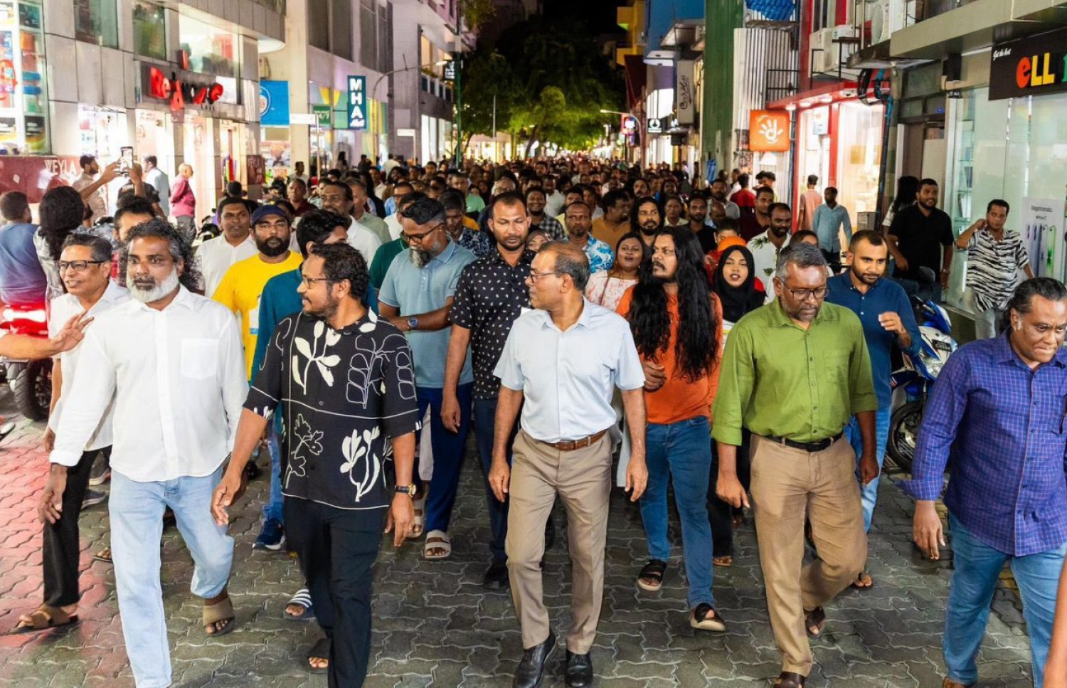 އެމްޑީޕީގެ މައި ހަރުގޭގައި ރޭ ބޭއްވި ނަޝީދުގެ ކެމްޕެއިން ބައްދަލުވުމަށް ފަހު ގިނަ އަދަދެއްގެ ޒުވާން ސަޕޯޓަރުންނާ އެކު މަގުމަތީގައި ހިންގަވަނީ