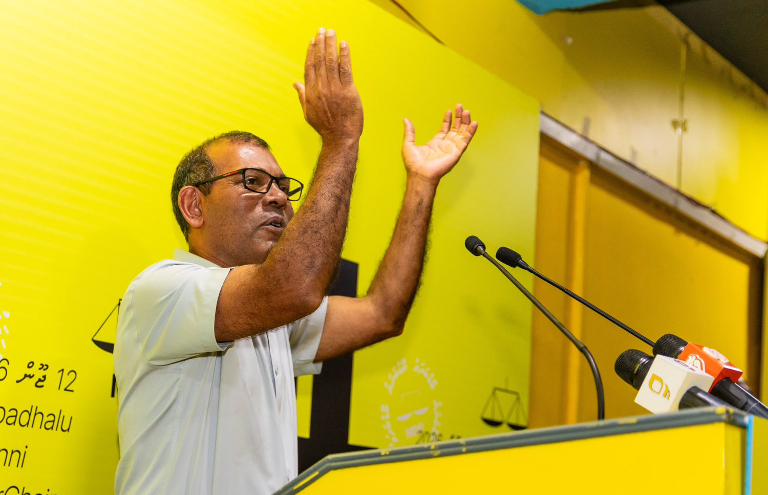 ރޭ ބޭއްވި ނަޝީދުގެ ކެމްޕެއިން ބައްދަލުވުމުގައި އެ މަނިކުފާނު ސަޕޯޓަރުންނާ އެކު އަތްޖައްސަވަނީ.