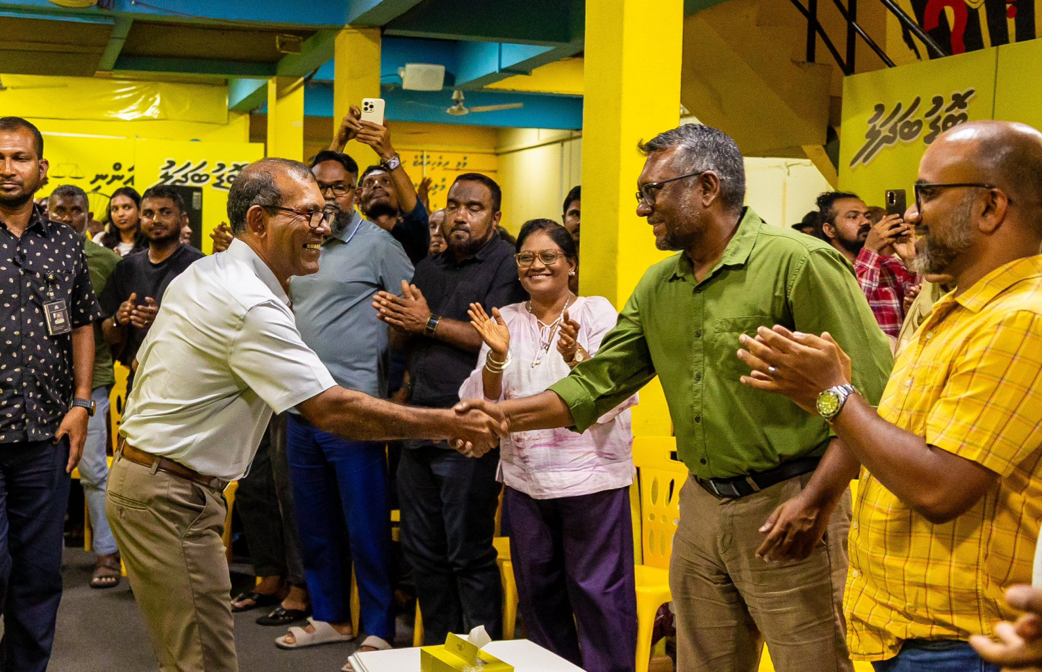 ރޭ ބޭއްވި ނަޝީދުގެ ކެމްޕެއިން ބައްދަލުވުމުގައި އެ މަނިކުފާނާ ސިޔާސީ ގޮތުން މިހާރު އެންމެ ގާތް ކުރީގެ ޗެއާޕާސަން ފައްޔާޒާ ސަލާން ކުރައްވަނީ.