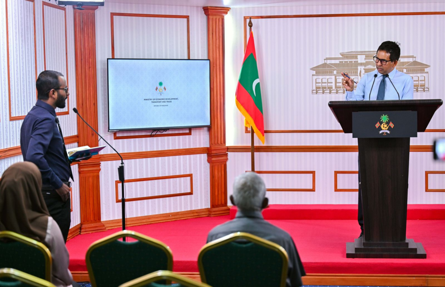 އިކޮނޮމިކް މިނިސްޓަރު މުހައްމަދު ސައީދު މިއަދު ބޭއްވި ނޫސްވެރިންގެ ބައްދަލުވުމުގައި ވާހަކަ ދައްކަވަނީ-- ފޮޓޯ: ރައީސް އޮފީސް
