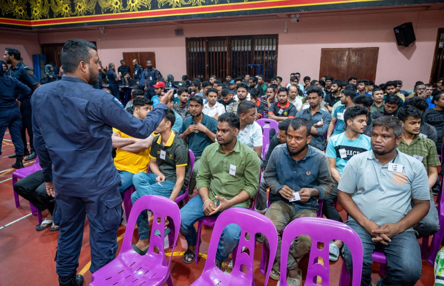 ރާއްޖޭގައި ގަވާއިދާ ހިލާފަށް އުޅޭ ބިދޭސީންނަށް އަމާޒުކޮށް މިއަދު ހަވީރު މާލޭގައި ހިންގި އޮޕަރޭޝަނުގެ ތެރެއިން.-- ފޮޓޯ: ނިޝާން އަލީ | މިހާރު