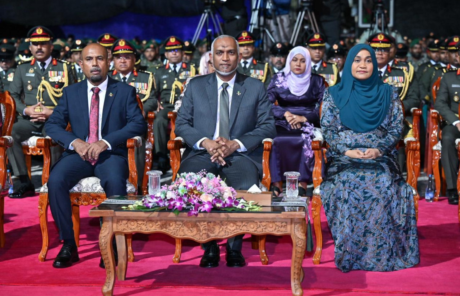 ދިވެހި ސިފައިންގެ 134 ވަަނަ އަހަރީ ޖަލްސާގައި ރައީސް ޑރ. މުހައްމަދު މުއިއްޒުގެ ދެކަނބަލުންނާއި މިނިސްޓަރު ހަސަން ރަޝީދު ބައިވެރިވެވަޑައިގަންނަވަނީ-- ފޮޓޯ: ރައީސް އޮފީސް