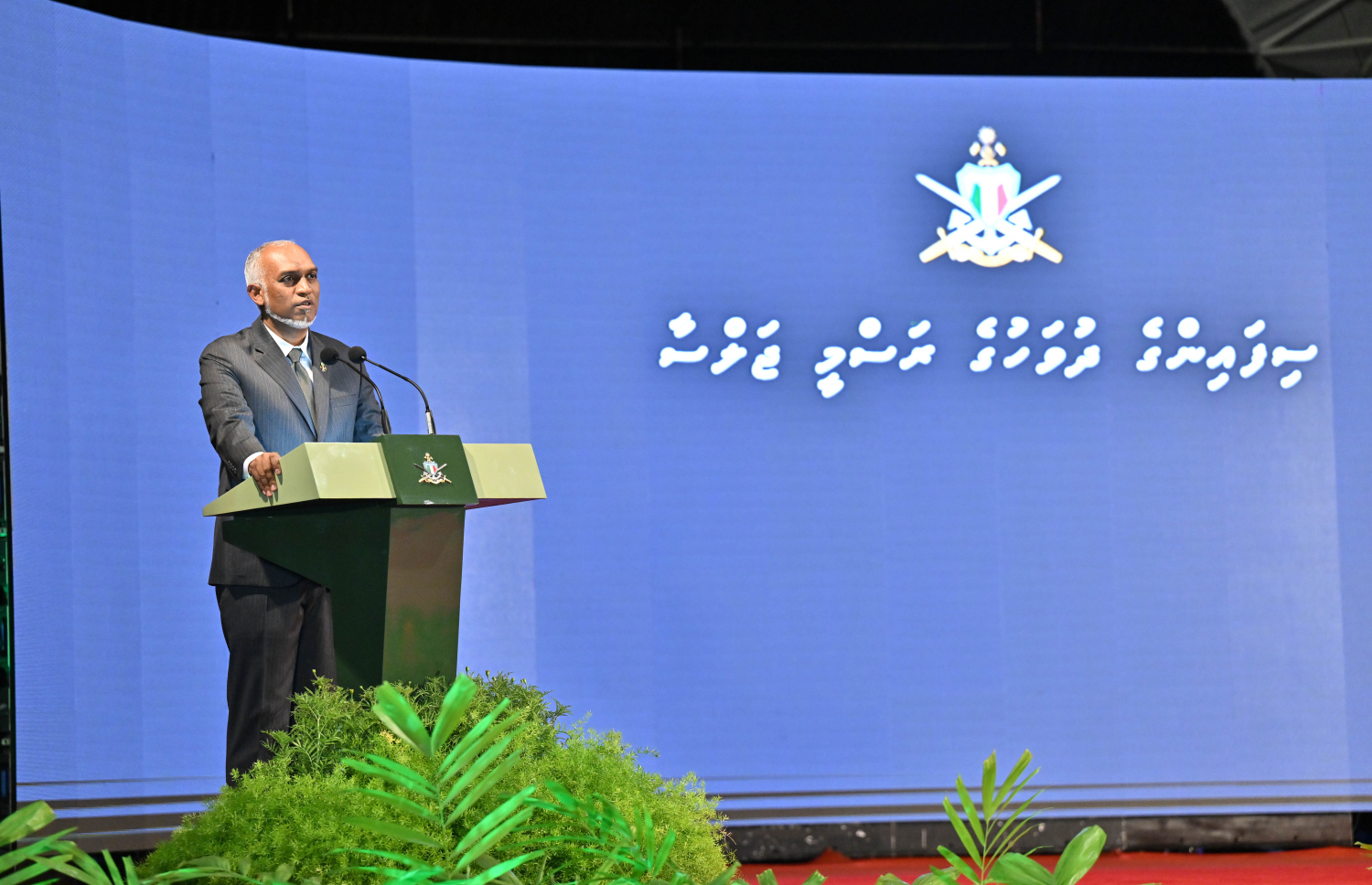 ސިފައިންގެ އަހަރީ ދުވަހުގެ ޖަލްސާގައި ރައީސް ޑރ. މުހައްމަދު މުއިއްޒު ވާހަކަފުޅު ދައްކަވަނީ.