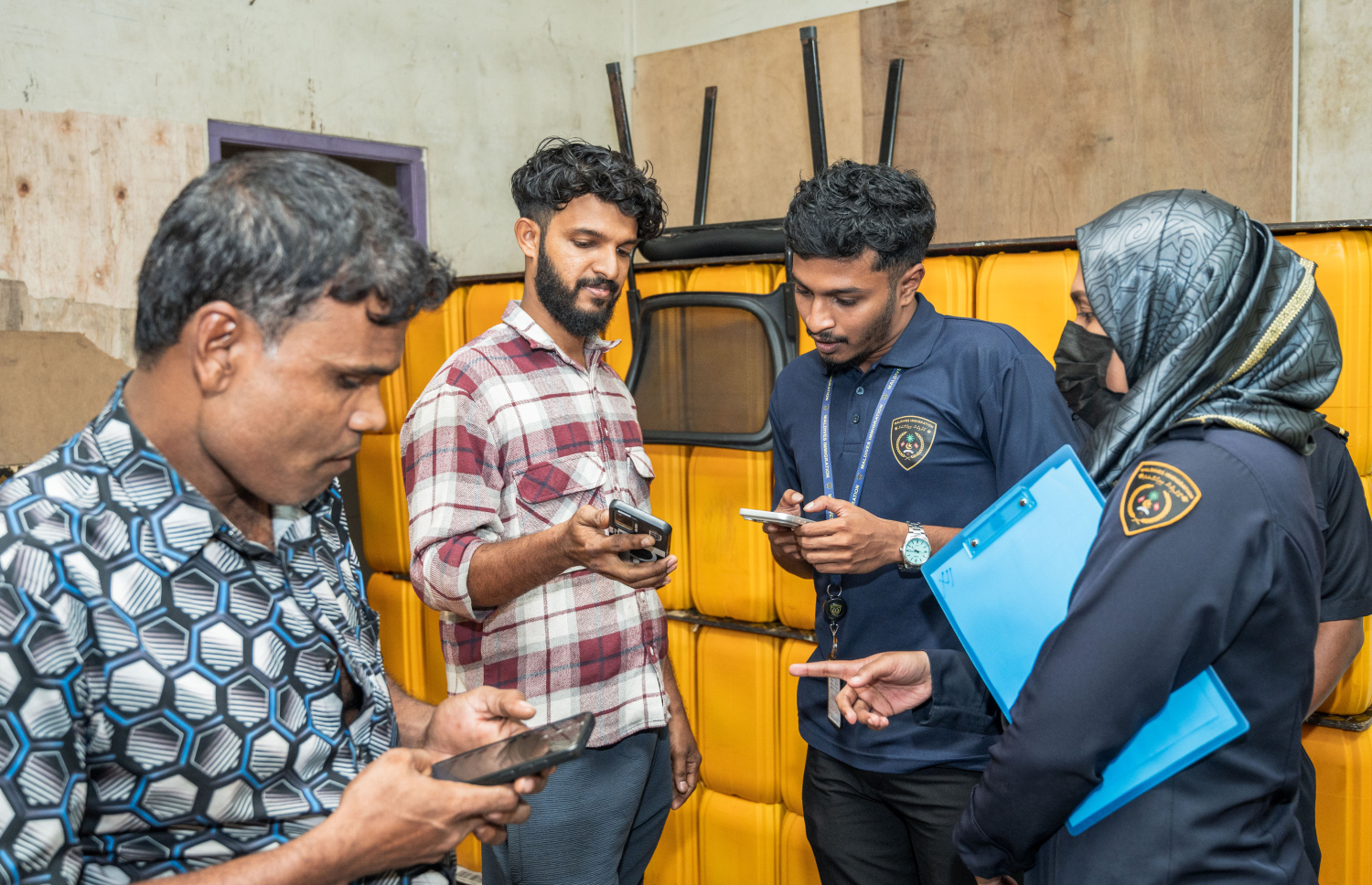 މޯލްޑިވްސް އިމިގްރޭޝަނުން މިއަދު ކުރިއަށް ގެންދިޔަ އޮޕަރޭޝަނުގައި އެ އިދާރާގެ އޮފިސަރަކު ބިދޭސީންގެ ބަޔަކާ ސުވާލުކުރަނީ.-- ފޮޓޯ: ނިޝާން އަލީ | މިހާރު