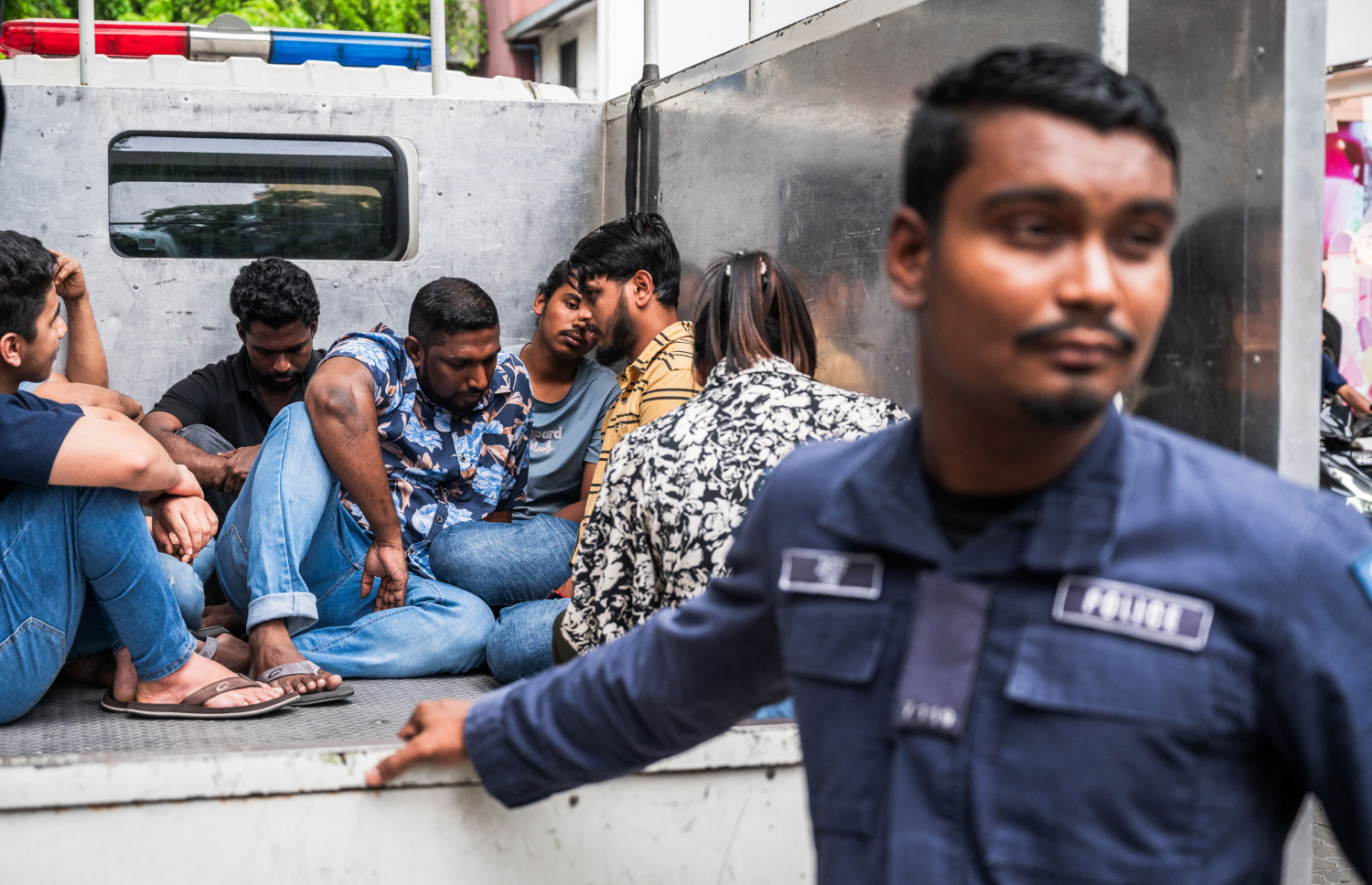 ރާއްޖޭގައި ގަވާއިދާ ހިލާފަށް އުޅޭ ބިދޭސީންނަށް އަމާޒުކޮށް މިއަދު ހަވީރު މާލޭގައި ހިންގި އޮޕަރޭޝަނުގައި ބަޔަކު އިމިގްރޭޝަނުގެ ބެލުމުގެ ދަށަށް ނަގާނީ.-- ފޮޓޯ: ނިޝާން އަލީ | މިހާރު