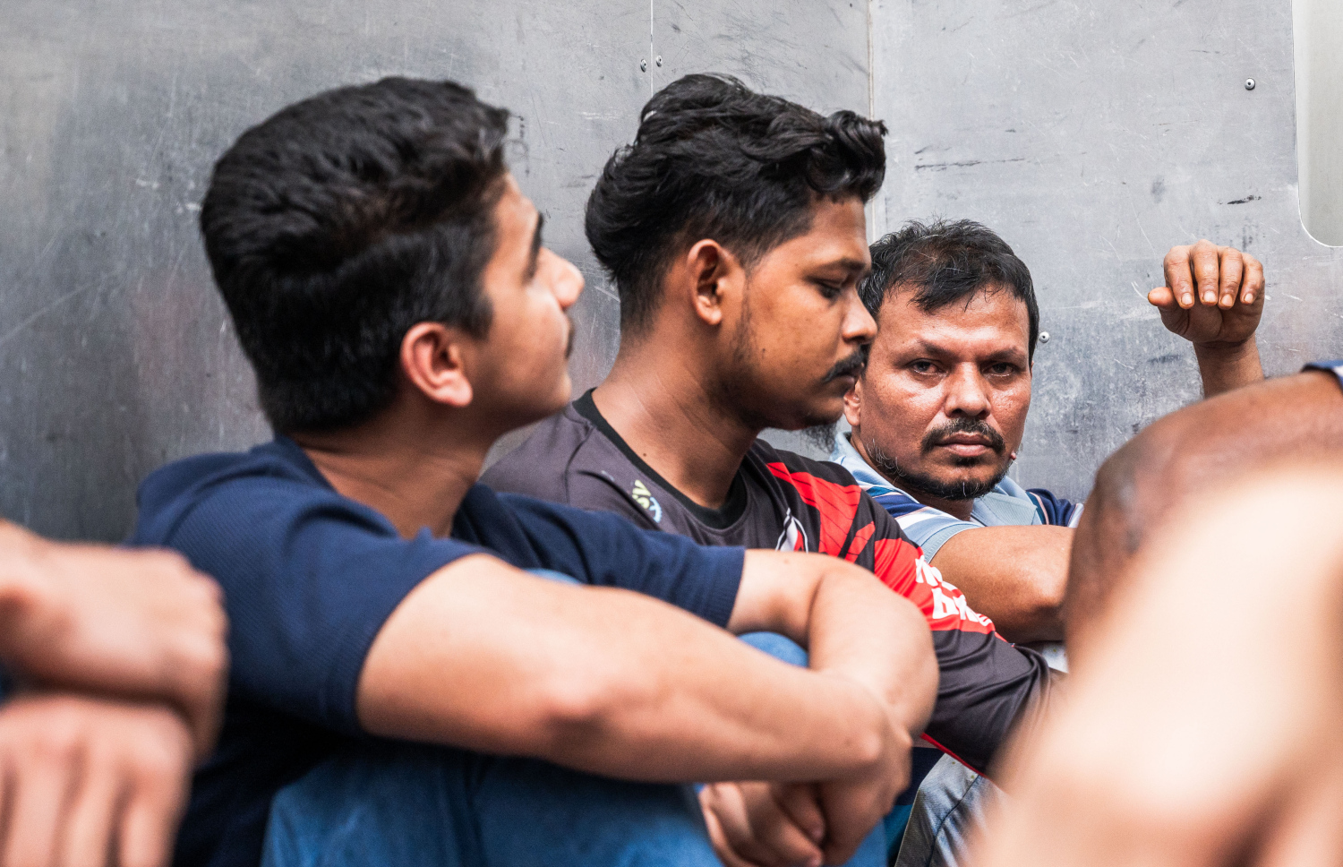 ރާއްޖޭގައި ގަވާއިދާ ހިލާފަށް އުޅޭ ބިދޭސީންނަށް އަމާޒުކޮށް މިއަދު ހަވީރު މާލޭގައި ހިންގި އޮޕަރޭޝަނުގައި އިމިގްރޭޝަނުގެ ބެލުމުގެ ދަށަށް ގެންދިޔަ ބައެއް ބިދޭސީން.-- ފޮޓޯ: ނިޝާން އަލީ | މިހާރު