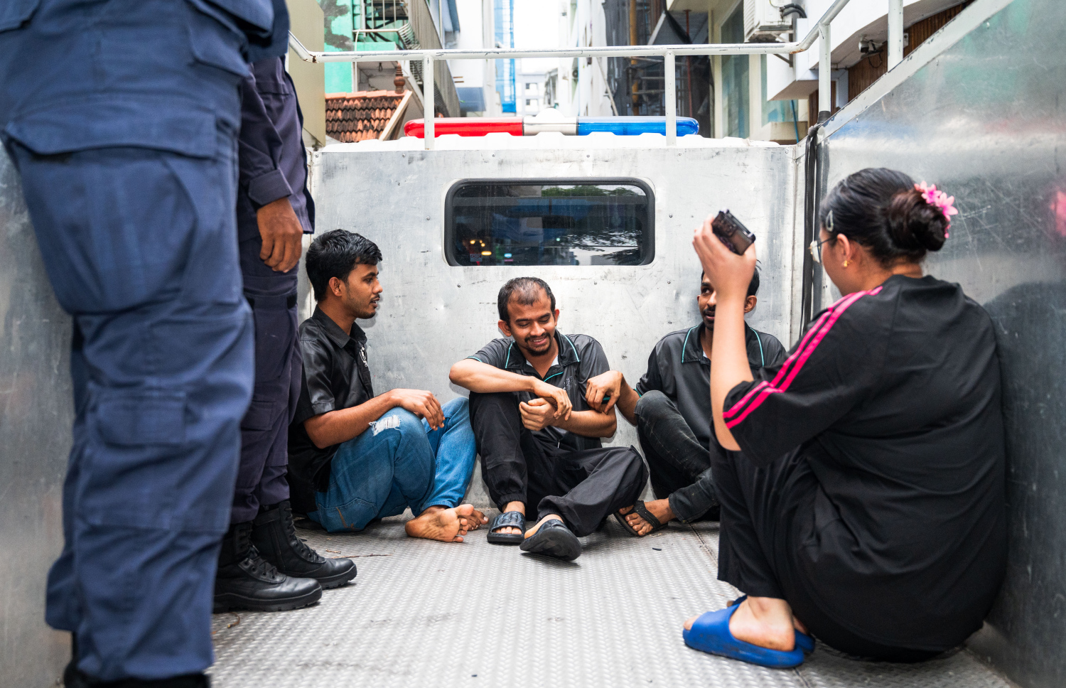 ރާއްޖޭގައި ގަވާއިދާ ހިލާފަށް އުޅޭ ބިދޭސީންނަށް އަމާޒުކޮށް މިއަދު ހަވީރު މާލޭގައި ހިންގި އޮޕަރޭޝަނުގައި އިމިގްރޭޝަނުގެ ބެލުމުގެ ދަށަށް ގެންދިޔަ ބައެއް ބިދޭސީން.-- ފޮޓޯ: ނިޝާން އަލީ | މިހާރު