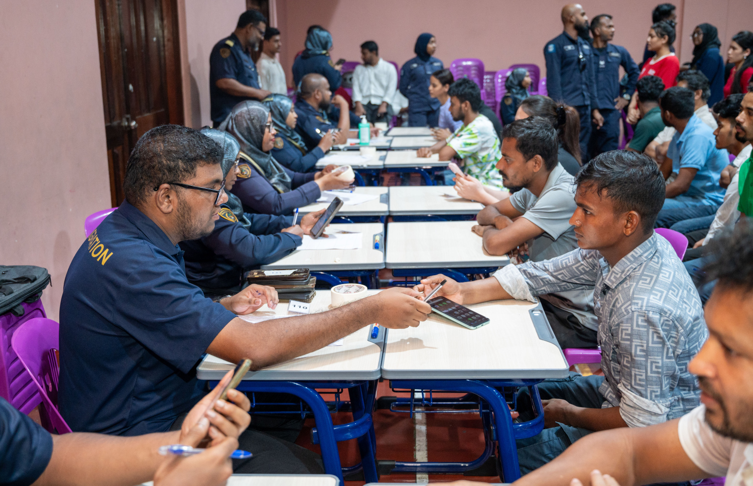 ރާއްޖޭގައި ގަވާއިދާ ހިލާފަށް އުޅޭ ބިދޭސީންނަށް އަމާޒުކޮށް މާލޭގައި ހިންގި އޮޕަރޭޝަނުގައި އިމިގްރޭޝަނުގެ ބެލުމުގެ ދަށަށް ގެންދިުކުރުޔަ ބައެއް ބިދޭސީން.-- ފޮޓޯ: ނިޝާން އަލީ | މިހާރު