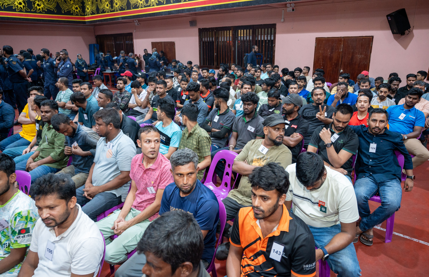 ރާއްޖޭގައި ގަވާއިދާ ހިލާފަށް އުޅޭ ބިދޭސީންނަށް އަމާޒުކޮށް މިއަދު ހަވީރު މާލޭގައި ހިންގި އޮޕަރޭޝަނުގައި އިމިގްރޭޝަނުގެ ބެލުމުގެ ދަށަށް ގެންދިޔަ ބައެއް ބިދޭސީން.-- ފޮޓޯ: ނިޝާން އަލީ | މިހާރު