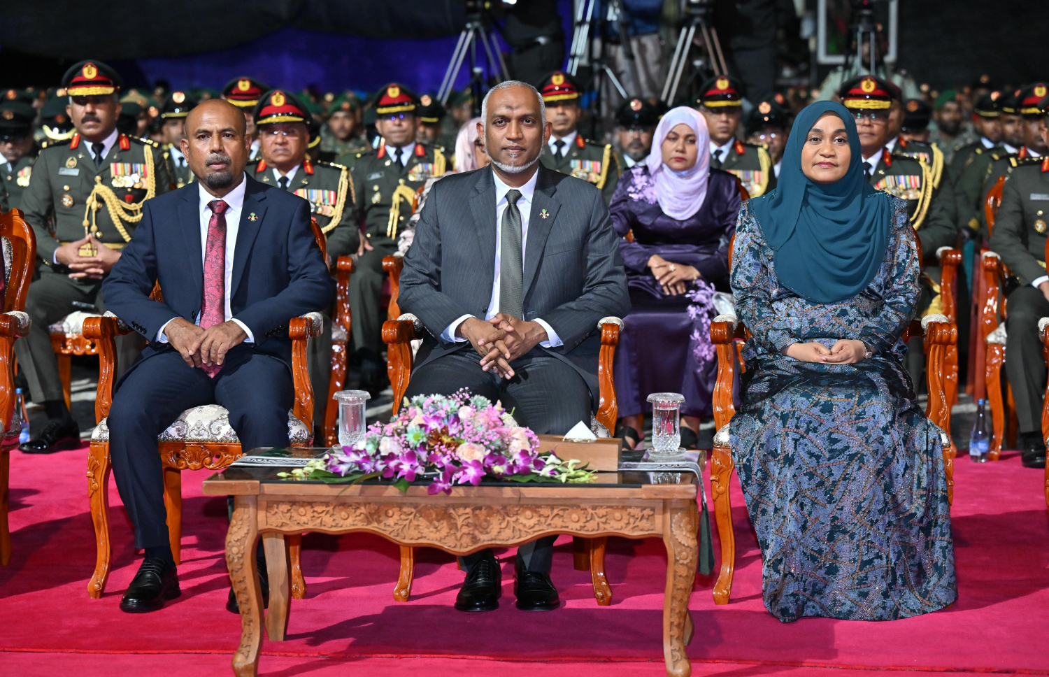 ސިފައިންގެ 134 ވަނަ އަހަރީ ދުވަހުގެ ޖަލްސާގައި ރައީސް އަދި ސިފައިންގެ އެންމެ މަތީވެރިޔާ ޑރ. މުހައްމަދު މުއިއްޒާއި އަނބިކަނބަލުން ސާޖިދާ މުހައްމަދު ބައިވެރިވެވަޑައިގަންނަވަނީ.--- ފޮޓޯ: ރައީސް އޮފީސް