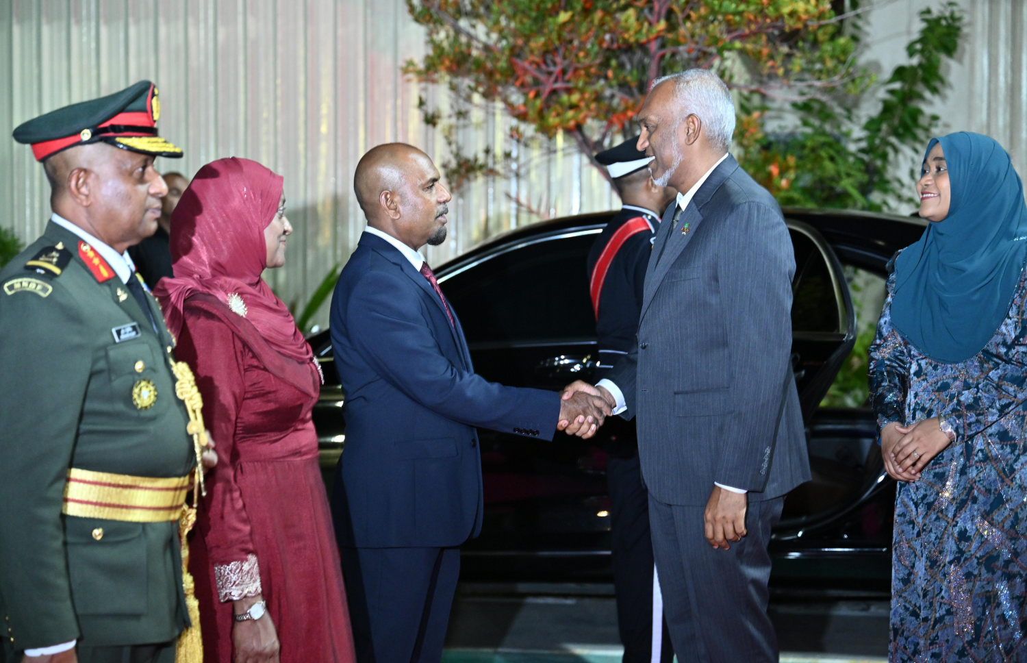 ސިފައިންގެ 134 ވަނަ އަހަރީ ދުވަހުގެ ޖަލްސާ އަށް ރައީސް އަދި ސިފައިންގެ އެންމެ މަތީވެރިޔާ ޑރ މުހައްމަދު މުއިއްޒު ވަޑައިގަތުމުން ޑިފެންސް މިނިސްޓަރު ހަސަން ރަޝީދު  މަރުހަބާ ދަންނަވަނީ.--- ފޮޓޯ: ރައީސް އޮފީސް