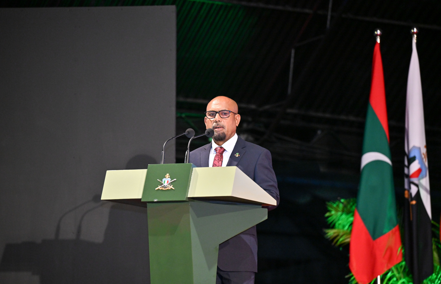 ސިފައިންގެ އަހަރީ ދުވަހުގެ މުނާސަބަތުގައި ބޭއްވި ހާއްސަ ޖަލްސާގައި ޑިފެންސް މިނިސްޓަރު ހަސަން ރަޝީދު ވާހަކަ ދައްކަވަނީ.---ފޮޓޯ: ރައީސް އޮފީސް