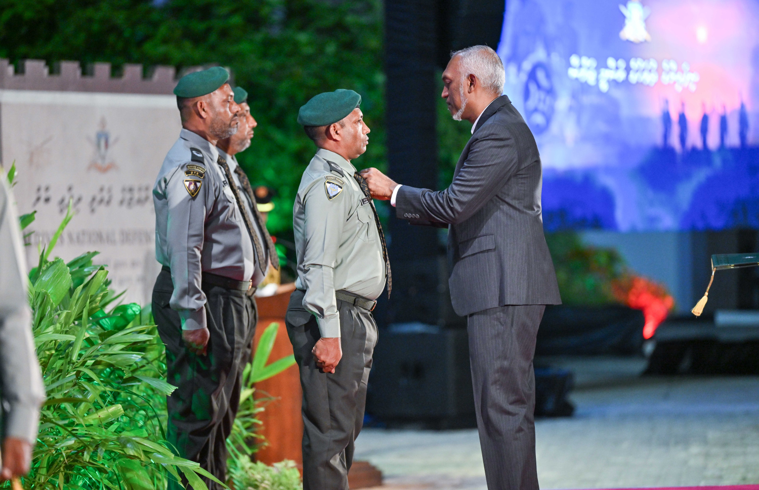 ދިވެހި ސިފައިންގެ 134 ވަނަ އަހަރީ ދުވަހުގެ މުނާސަބަތުގައި ބޭއްވި ރަސްމީ ޖަލްސާގައި، މަތިވެރި ހިދުމަތުގެ މެޑަލް ލިބިވަޑައިގެންނެވި ސިފައިންގެ މީހަކާ ރައީސް މުއިއްޒު މެޑަލް ހަވާލުކޮށްދެއްވަނީ.--- ފޮޓޯ: ރައީސް އޮފީސް