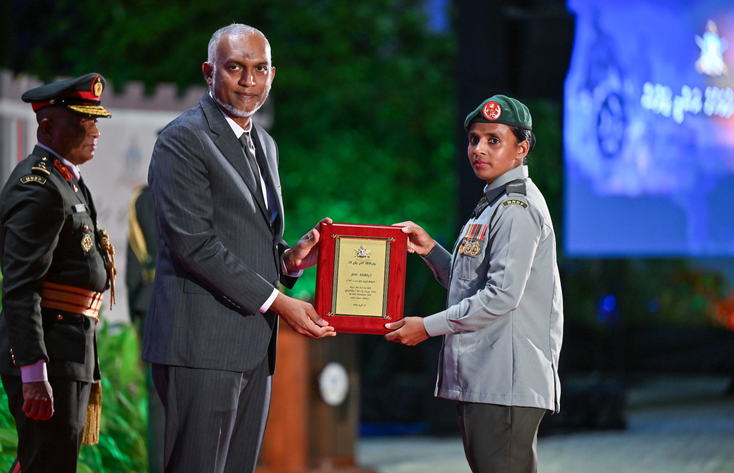 ސިފައިންގެ އަހަރީ ދުވަހުގެ މުނާސަބަތުގައި ބޭއްވި ޖަލްސާގައި، ސިފައިންގެ މީހަކާ ރައީސް މުއިއްޒު މެޑަލް ހަވާލުކޮށްދެއްވަނީ: ސިފައިންގެ މަތިވެރި ހިދުމަތުގެ މެޑަލް، ރައީސުލްޖުމްހޫރިއްޔާގެ މެޑަލް، ދިގު މުއްދަތެއްގައި ހިދުމަތް ކުރެއްވުމުގެ މެޑަލް، ހަށިހެޔޮކަމުގެ ކުލަ ހާސިލުކުރެއްވި ސިފައިންނާއި މިދިޔަ އަހަރުގެ ފިޓަސްޓް ސޯލްޖާ އަންހެން، އަދި ފިރިހެންގެ އިތުރުން، ފިޓަސްޓް ޔުނިޓަށް މެޑައްޔާއި ފިލާ ހަވާލުކުރެއްވި.--- ފޮޓޯ: ރައީސް އޮފީސް