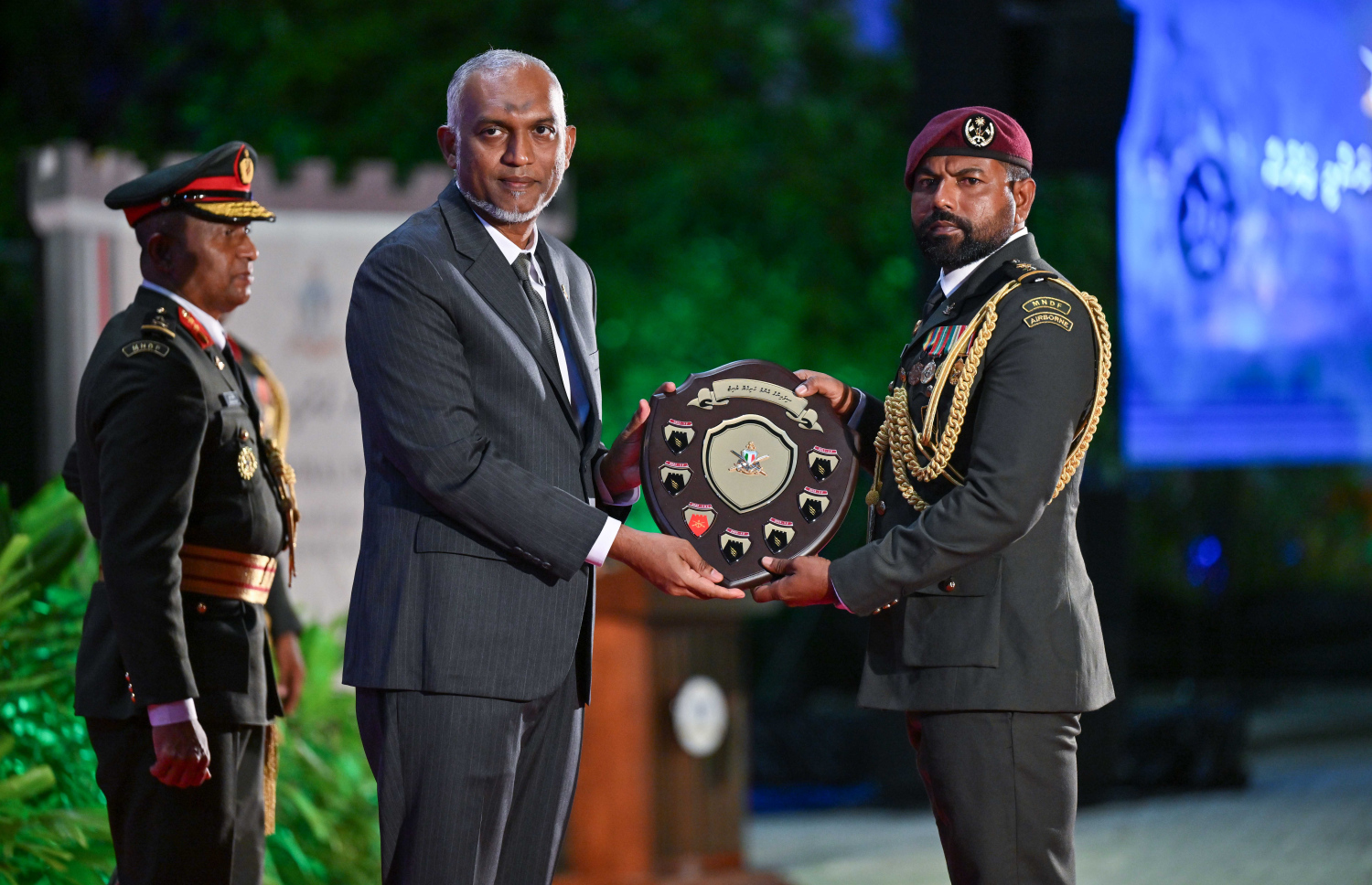 ދިވެހި ސިފައިންގެ 134 ވަނަ އަހަރީ ދުވަހުގެ މުނާސަބަތުގައި ބޭއްވި ރަސްމީ ޖަލްސާގައި، ސިފައިންގެ އޮފިސަރަކާ ރައީސް މުއިއްޒު ފިލާ ހަވާލުކޮށްދެއްވަނީ.--- ފޮޓޯ: ރައީސް އޮފީސް