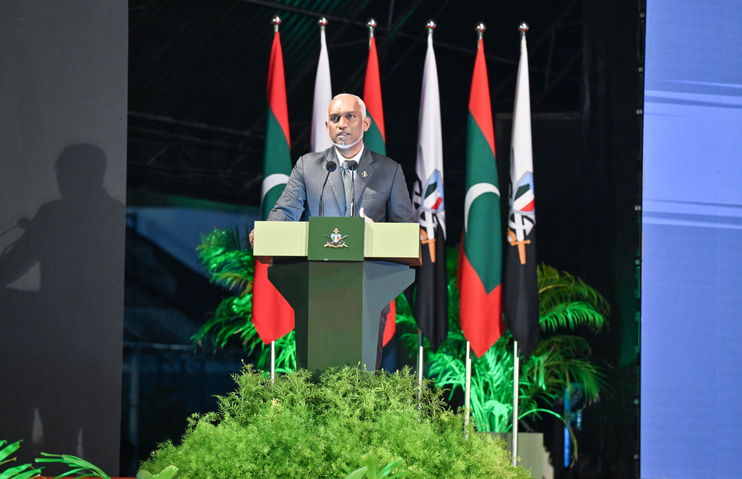 ސިފައިންގެ 134 ވަނަ އަހަރީ ދުވަހުގެ ޖަލްސާގައި ރައީސް އަދި ސިފައިންގެ އެންމެ މަތީވެރިޔާ ޑރ. މުހައްމަދު މުއިއްޒު ވާހަކަފުޅު ދައްކަވަނީ: ސިފައިންގެ ގާނޫނުތަކާއި ގަވާއިދުތައް އަދި ބައެއް އުސޫލުތައް ވެސް ރަނގަޅު ކުރަންޖެހޭ ކަމަށް ރައީސް ވިދާޅުވި.--- ފޮޓޯ: ރައީސް އޮފީސް
