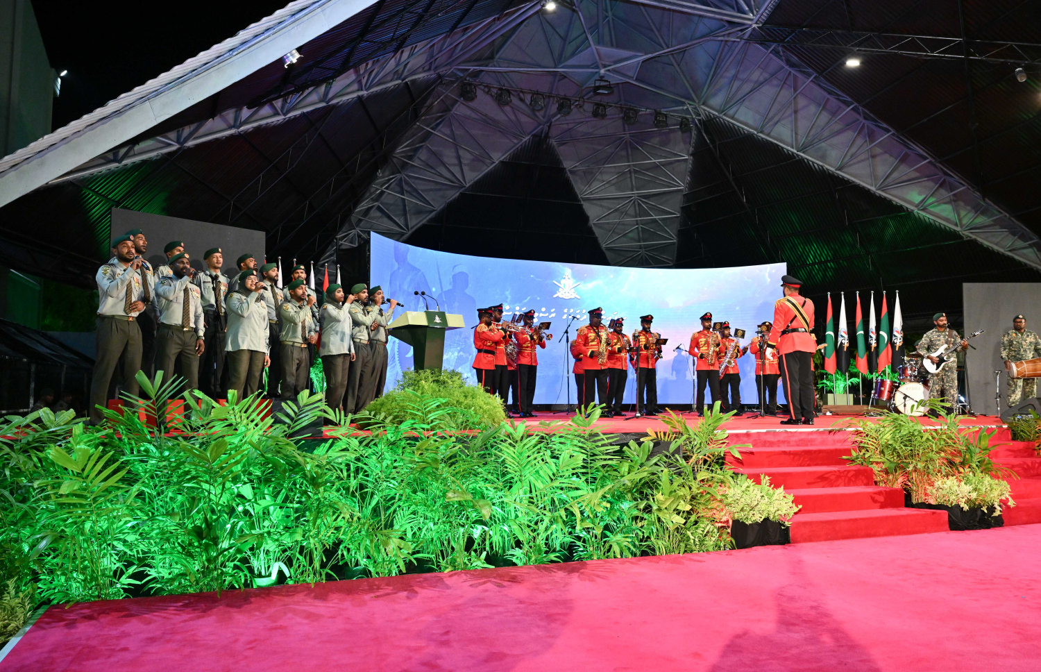 ދިވެހި ސިފައިންގެ 134 ވަނަ އަހަރީ ދުވަހުގެ މުނާސަބަތުގައި ބޭއްވި ރަސްމީ ޖަލްސާ ނިންމާލުމުގެ ގޮތުން ސިފައިންގެ ބޭންޑުން ގައުމީ ސަލާން ކިޔަނީ.--- ފޮޓޯ: ރައީސް އޮފީސް