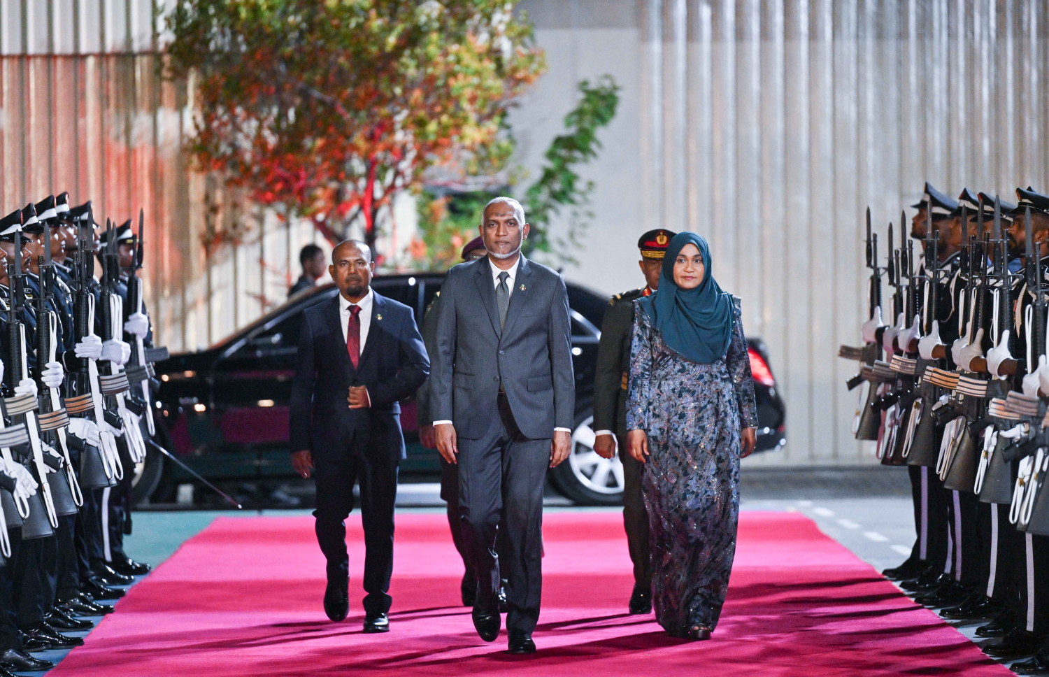 ސިފައިންގެ 134 ވަނަ އަހަރީ ދުވަހުގެ ޖަލްސާ އަށް ރައީސް އަދި ސިފައިންގެ އެންމެ މަތީވެރިޔާ ޑރ މުހައްމަދު މުއިއްޒާއި އަނބިކަނބަލުން ސާޖިދާ މުހައްމަދު ވަޑައިގަންނަވާއިރު އަރިހުގައި ޑިފެންސް މިނިސްޓަރު ހަސަން ރަޝީދު.--- ފޮޓޯ: ރައީސް އޮފީސް