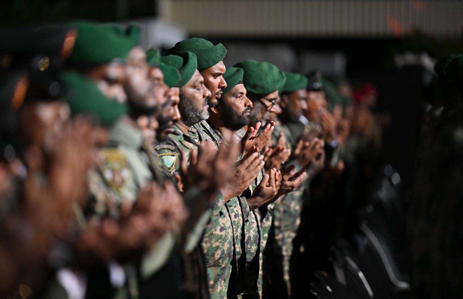 ދިވެހި ސިފައިންގެ 134 ވަނަ އަހަރީ ދުވަހުގެ މުނާސަބަތުގައި ބޭއްވި ރަސްމީ ޖަލްސާގައި ކުރި ހާއްސަ ދުއާގައި ސިފައިން ބައިވެރިވަނީ.--- ފޮޓޯ: ރައީސް އޮފީސް