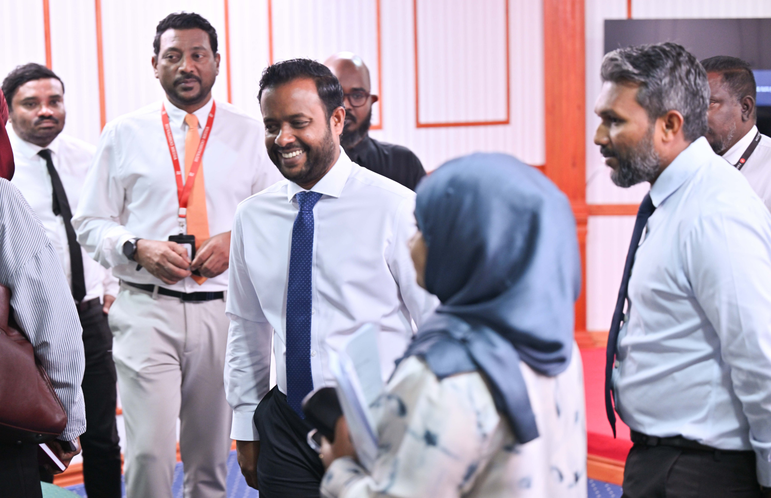 ހައުސިން މިނިސްޓަރު ޑރ. އަބްދުﷲ މުއްތަލިބު ނޫސްވެރިންނާ ބައްދަލުކުރައްވަނީ.--