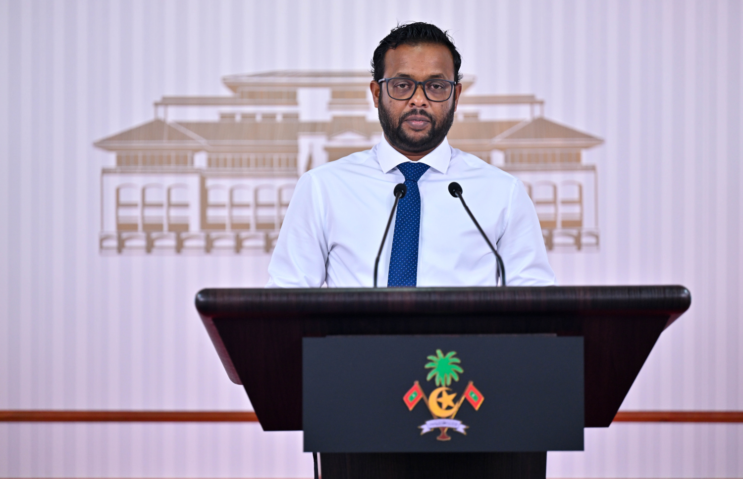 ހައުސިން މިނިސްޓަރު ޑރ. އަބްދުﷲ މުއްތަލިބު ނޫސްވެރިންނާ ބައްދަލުކުރައްވަނީ.--
