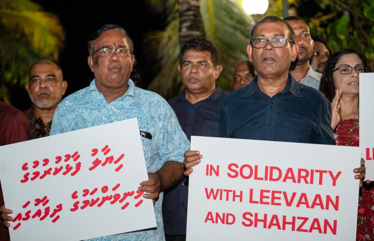 ނޫސްވެރިން މިނިވަންކުރުމަށް ގޮވާލައި އެމްޑީޕީން ކުރި މުޒާހަރާހައި ކުރީގެ ރައީސް މުހައްމަދު ނަޝީދާއި އެމްޑީޕީގެ ވަގުތީ ޗެއާޕާސަން، ހަނިމާދޫ ދާއިރާގެ މެންބަރު އަބްދުދުލްޣަފޫރު ބައިވެރިވެ ވަޑައިގަންނަވަނީ. -- ފޮޓޯ: ފަޔާޒު މޫސާ | މިހާރު