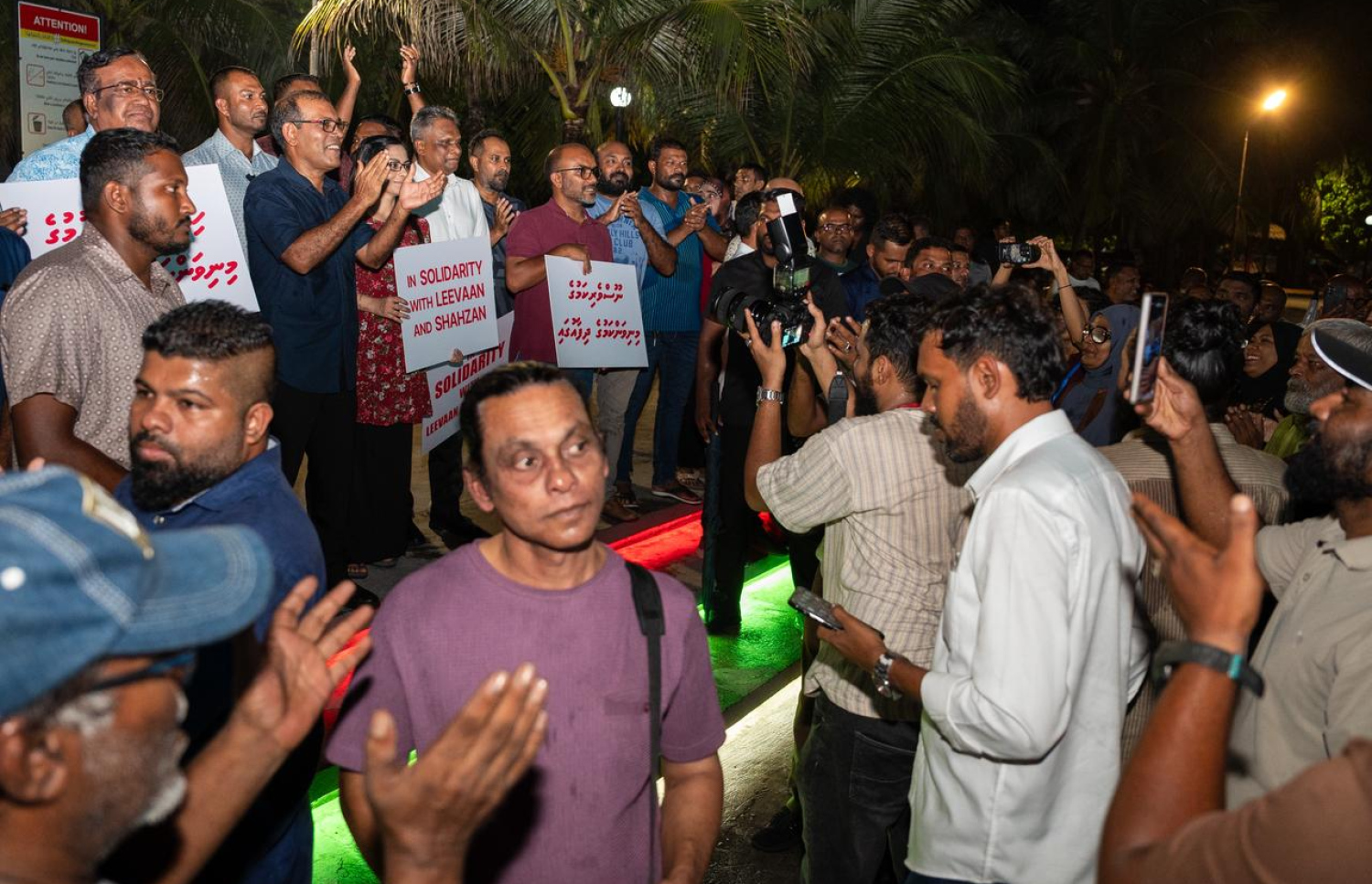 ޖަލަށް ލާފައިވާ ނޫސްވެރިން މިނިވަންކުރުމަށް ގޮވާލައި މުޒާހަރާކުރަނީ. -- ފޮޓޯ: ފަޔާޒު މޫސާ | މިހާރު