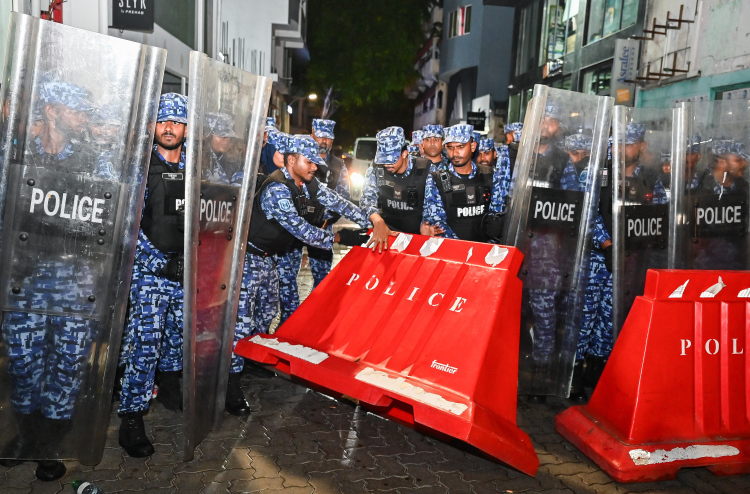 পুলিশকে বাধা দেওয়ার মামলার বিচার শুরু